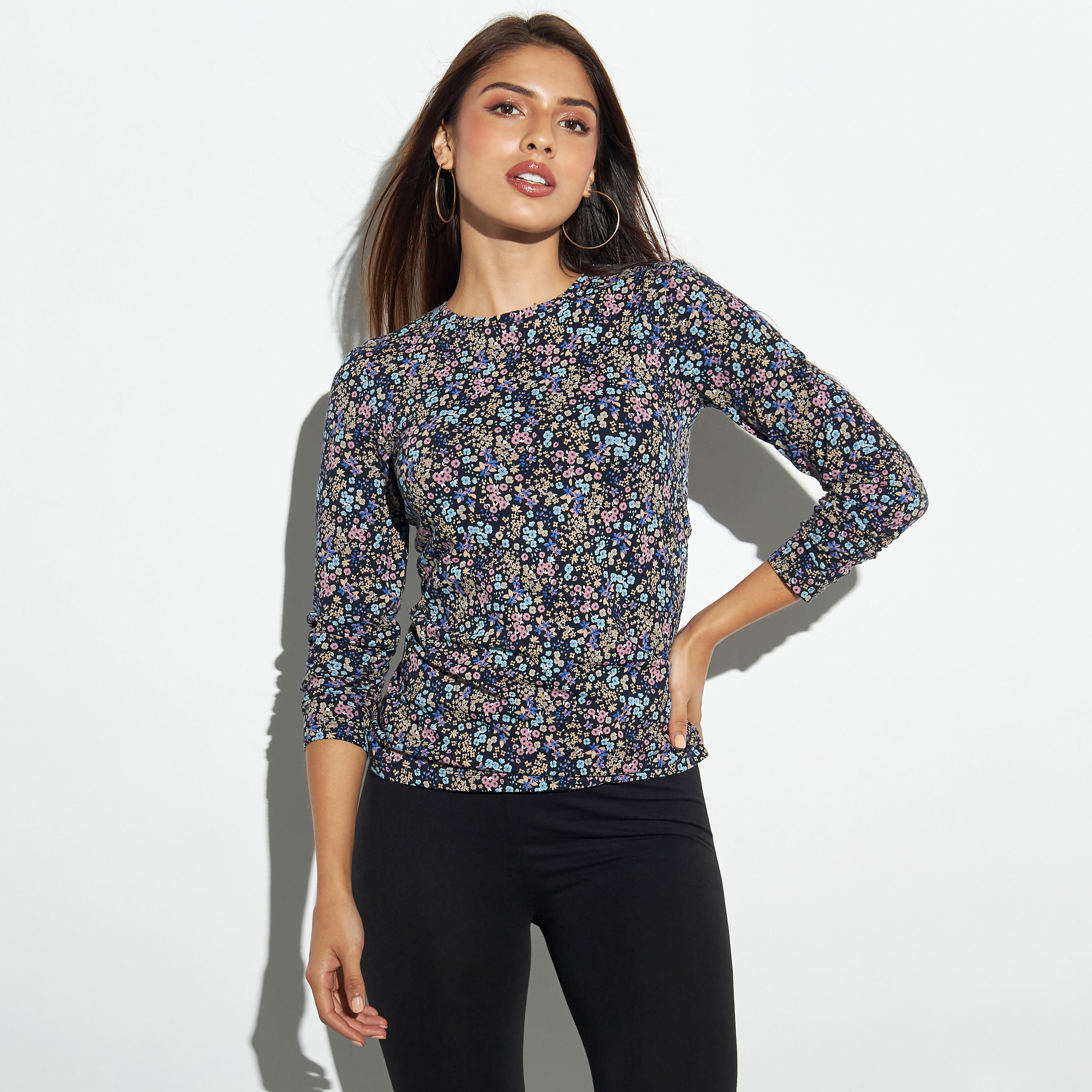 بلوزة بياقة ضيقة وأكمام بيشوب طويلة وطبعات-women-clothing-tshirts-image-1