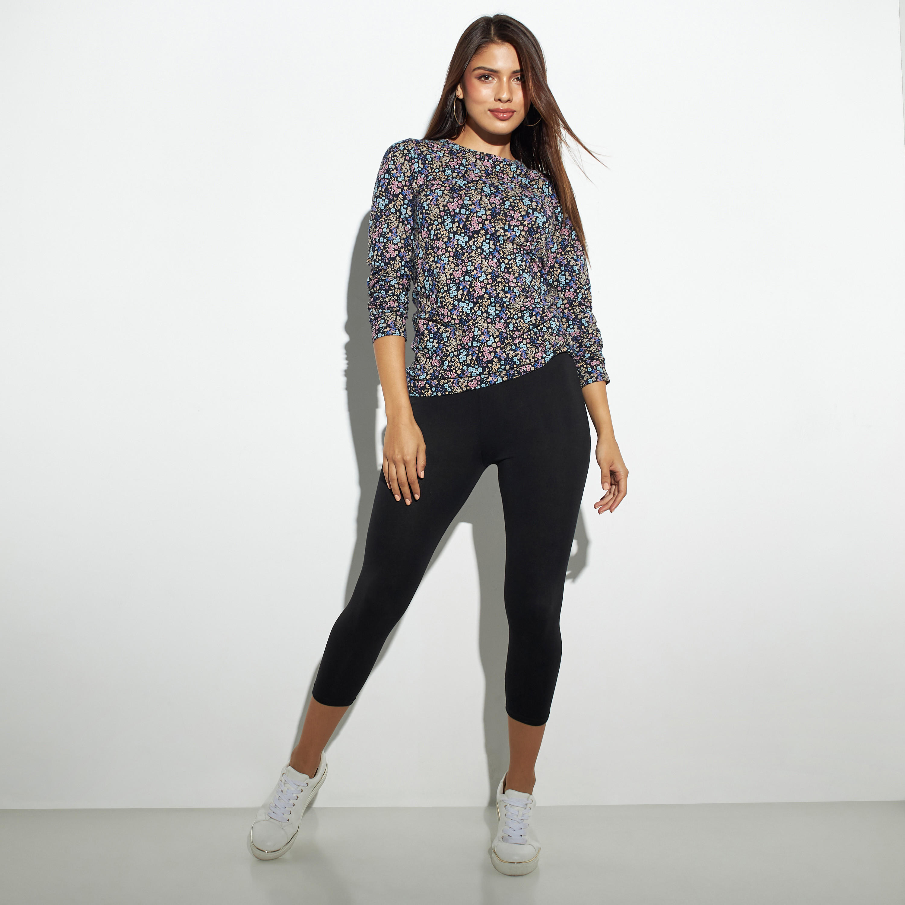 بلوزة بياقة ضيقة وأكمام بيشوب طويلة وطبعات-women-clothing-tshirts-image-2