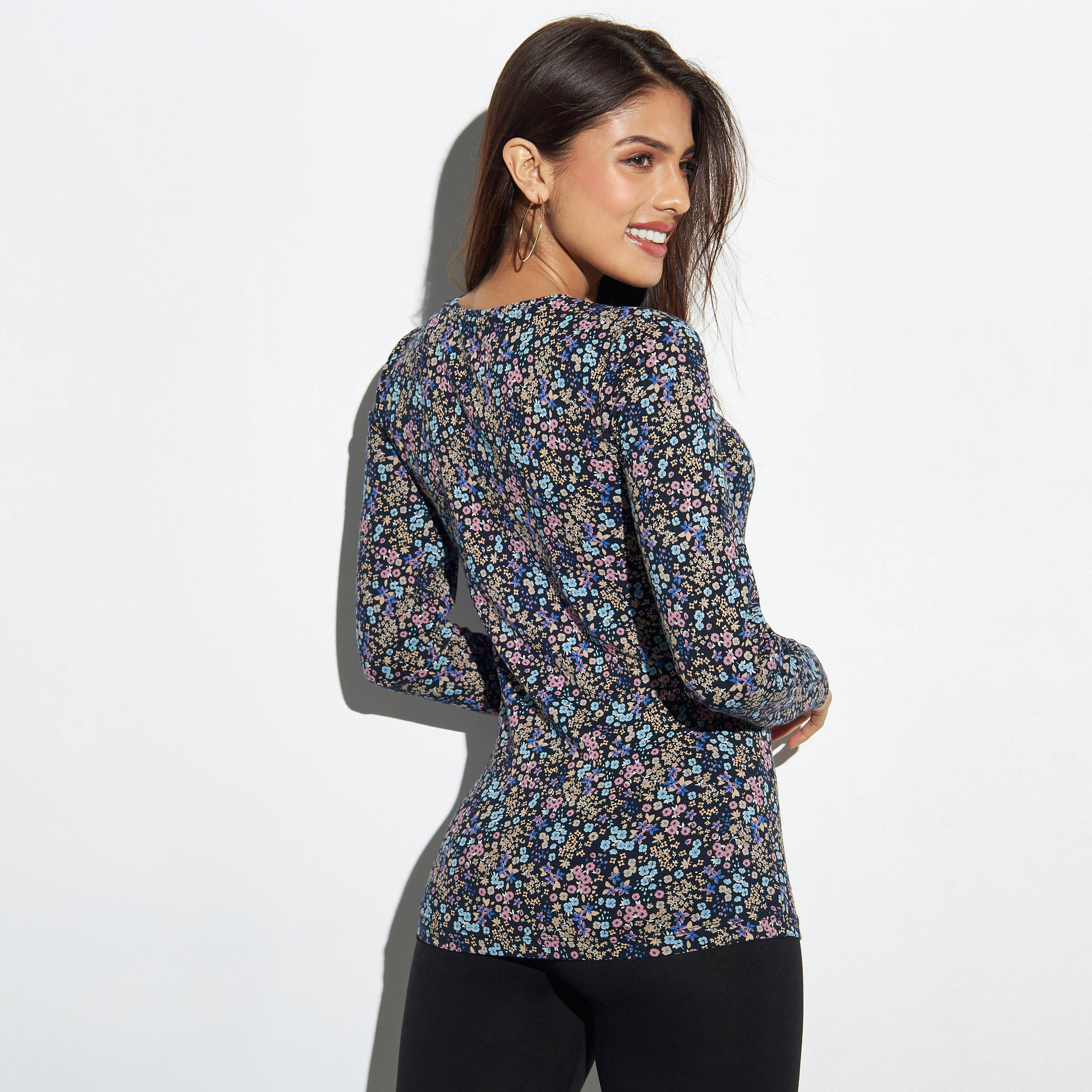 بلوزة بياقة ضيقة وأكمام بيشوب طويلة وطبعات-women-clothing-tshirts-image-3