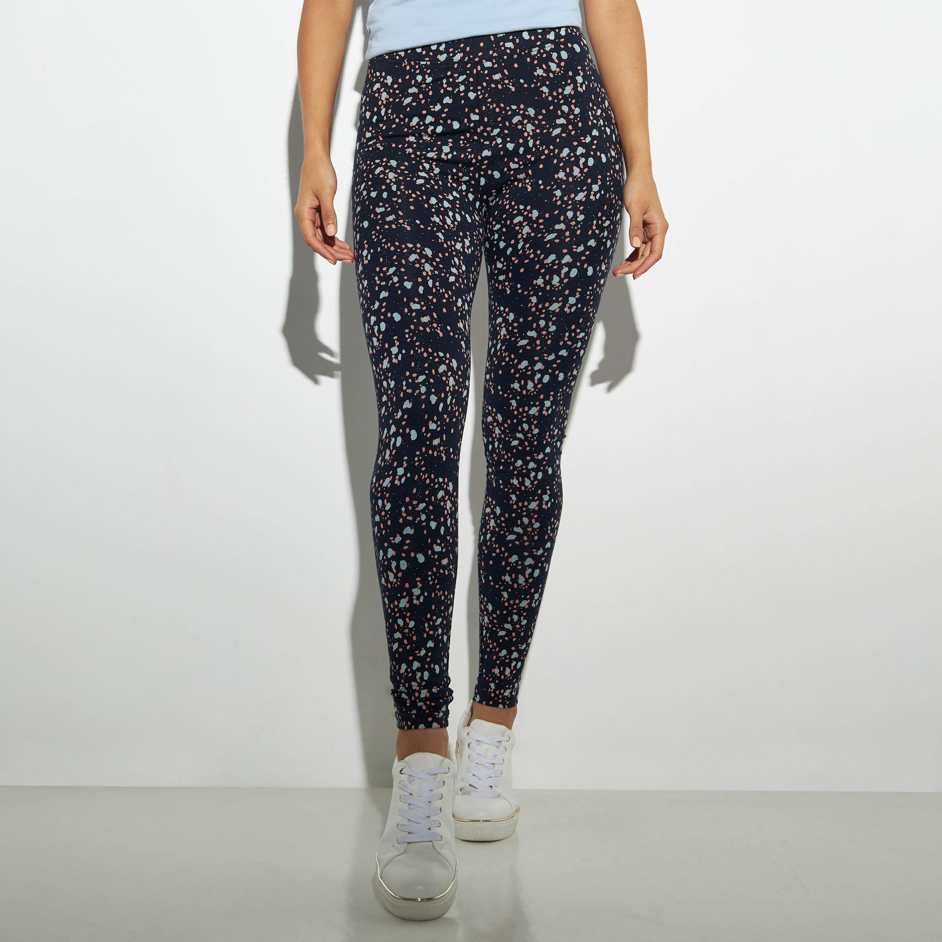 بنطلون ليقنز بخصر مطّاطي وطبعات-women-clothing-bottoms-leggings-image-4