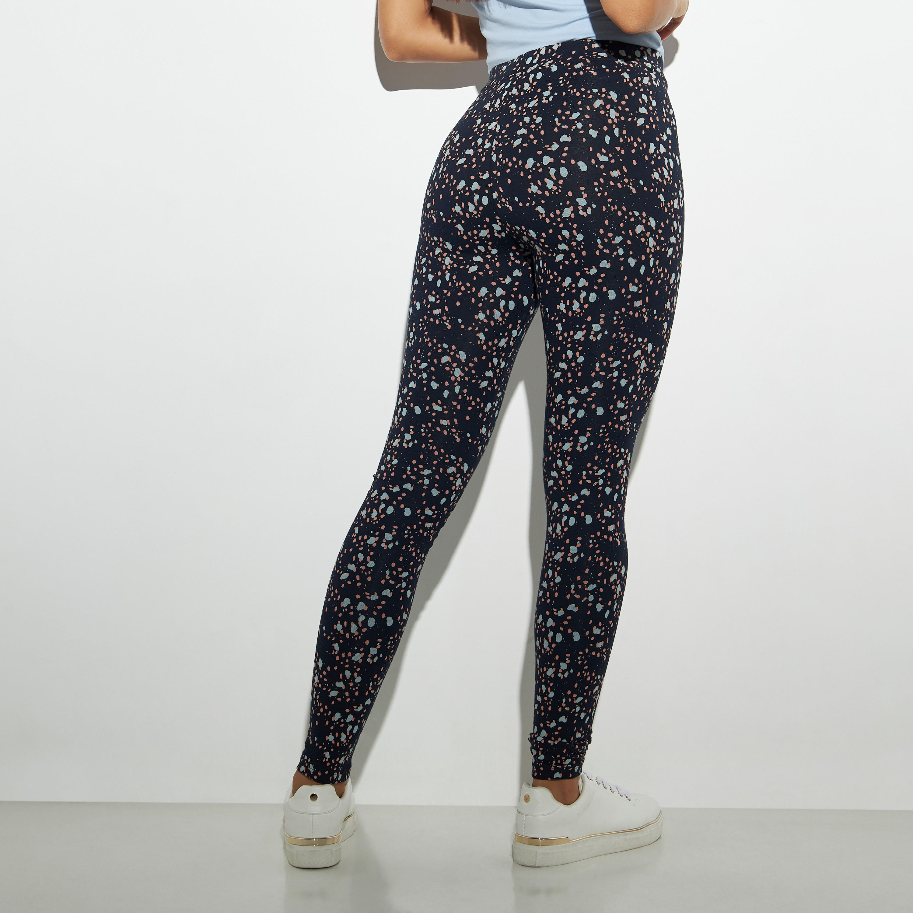 بنطلون ليقنز بخصر مطّاطي وطبعات-women-clothing-bottoms-leggings-image-2