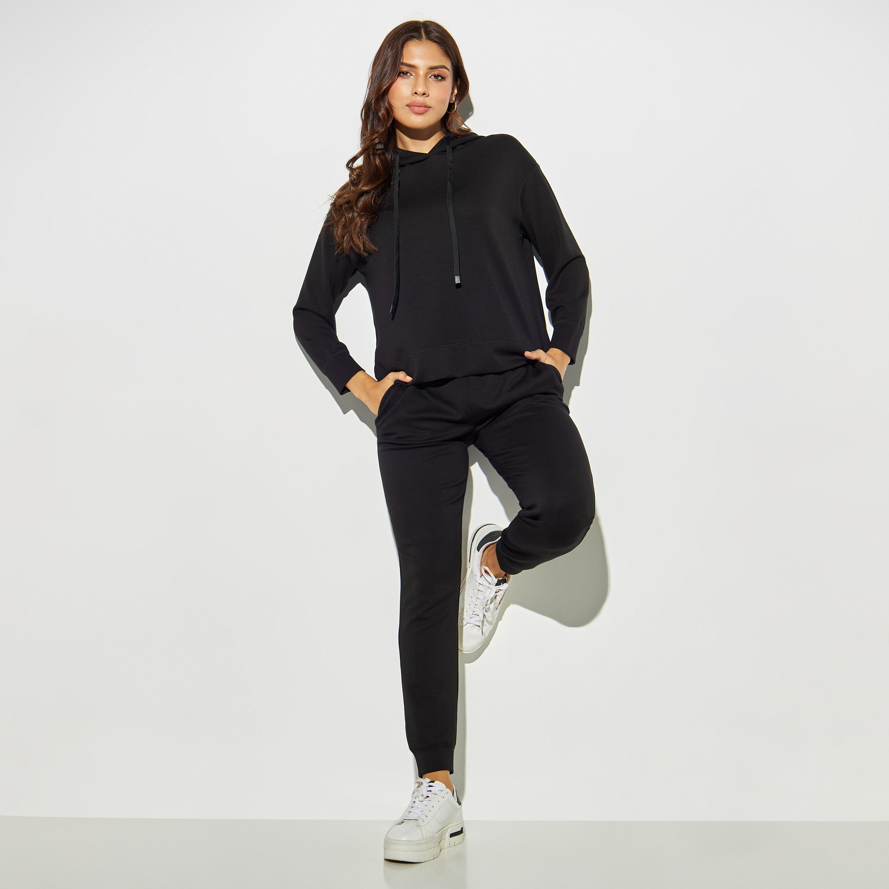 هودي سادة بأكمام طويلة-women-winterwear-hoodiesandsweatshirts-sweatshirts-image-2