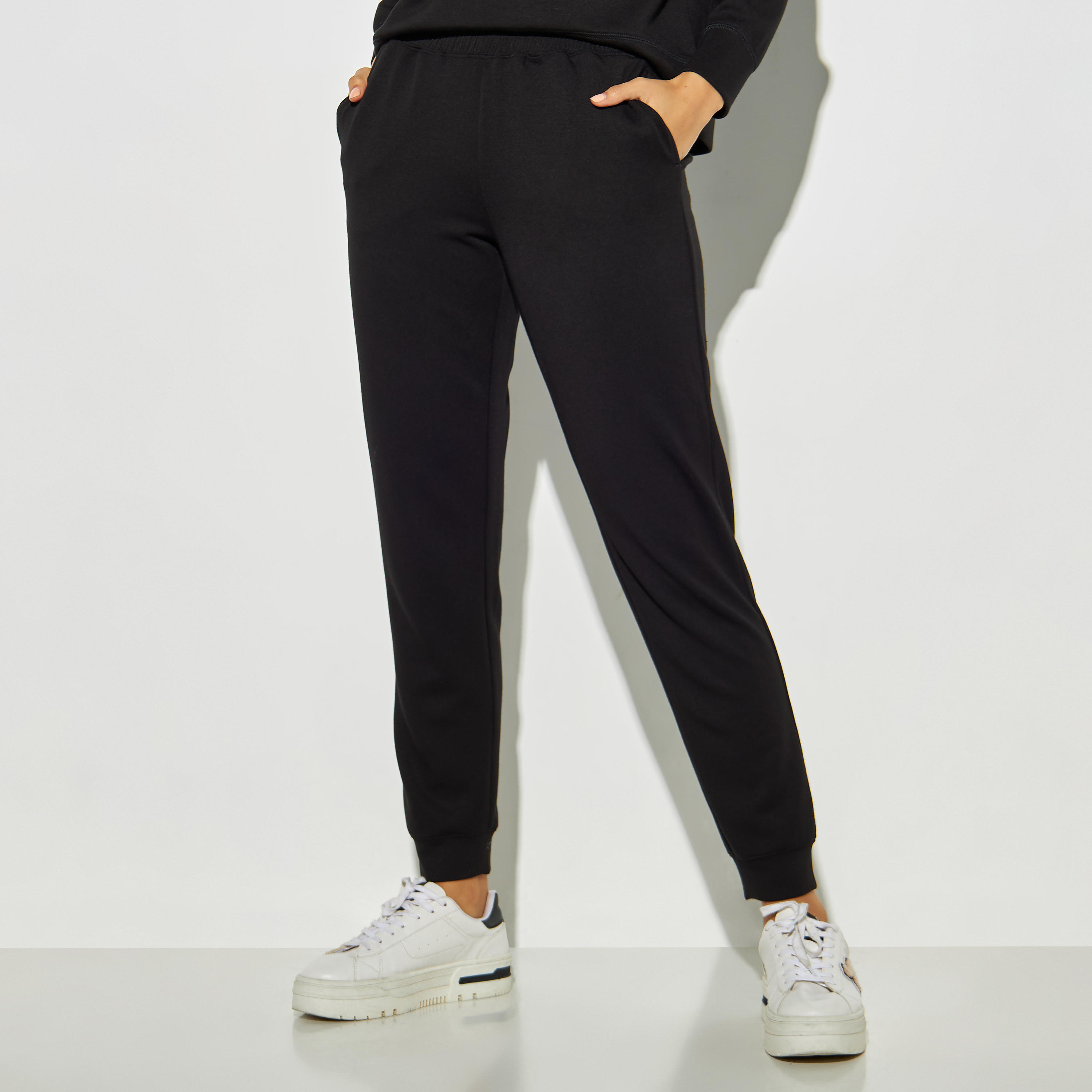 بنطلون رياضي سادة بجيوب وخصر مطاطي-women-clothing-bottoms-joggers-image-1