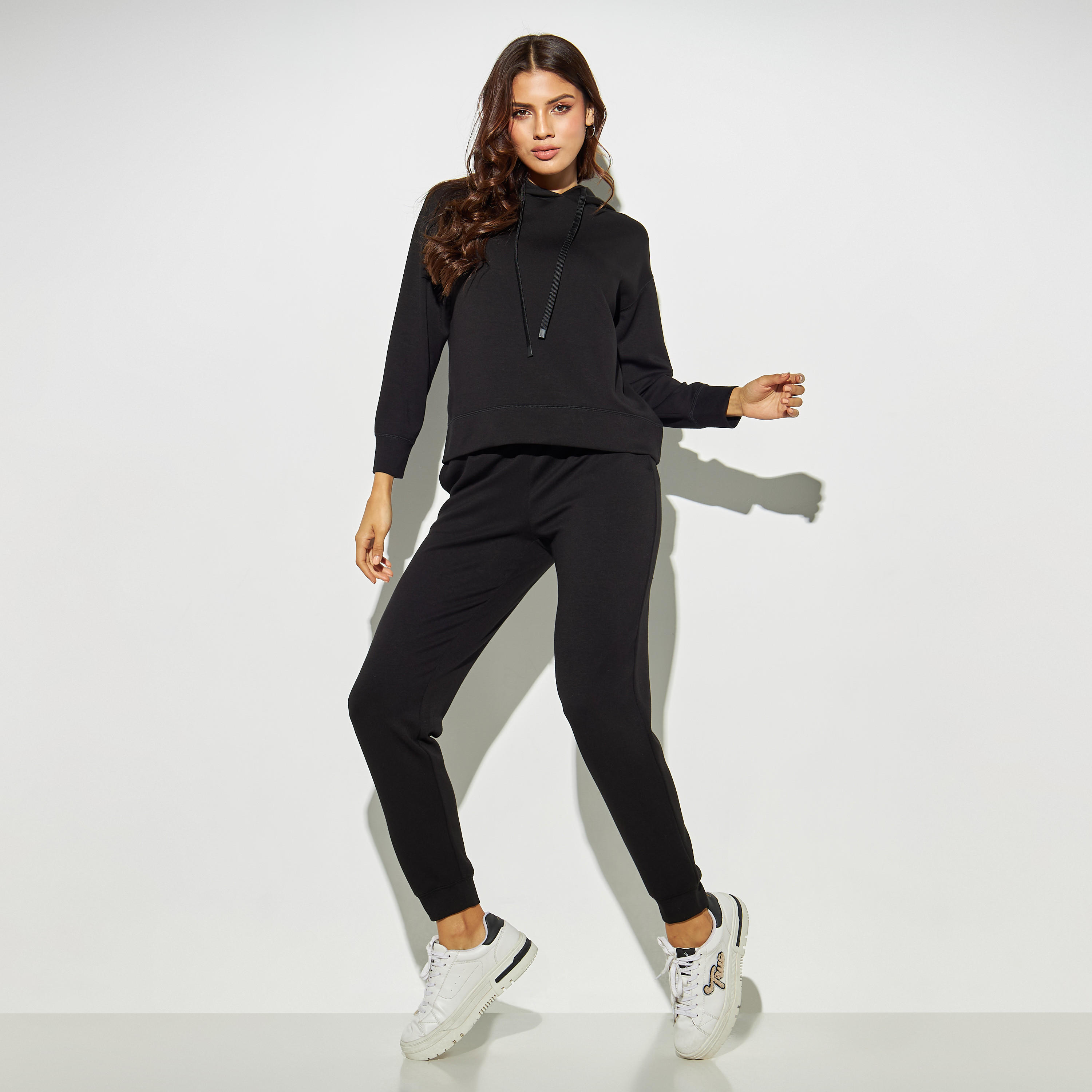 بنطلون رياضي سادة بجيوب وخصر مطاطي-women-clothing-bottoms-joggers-image-2