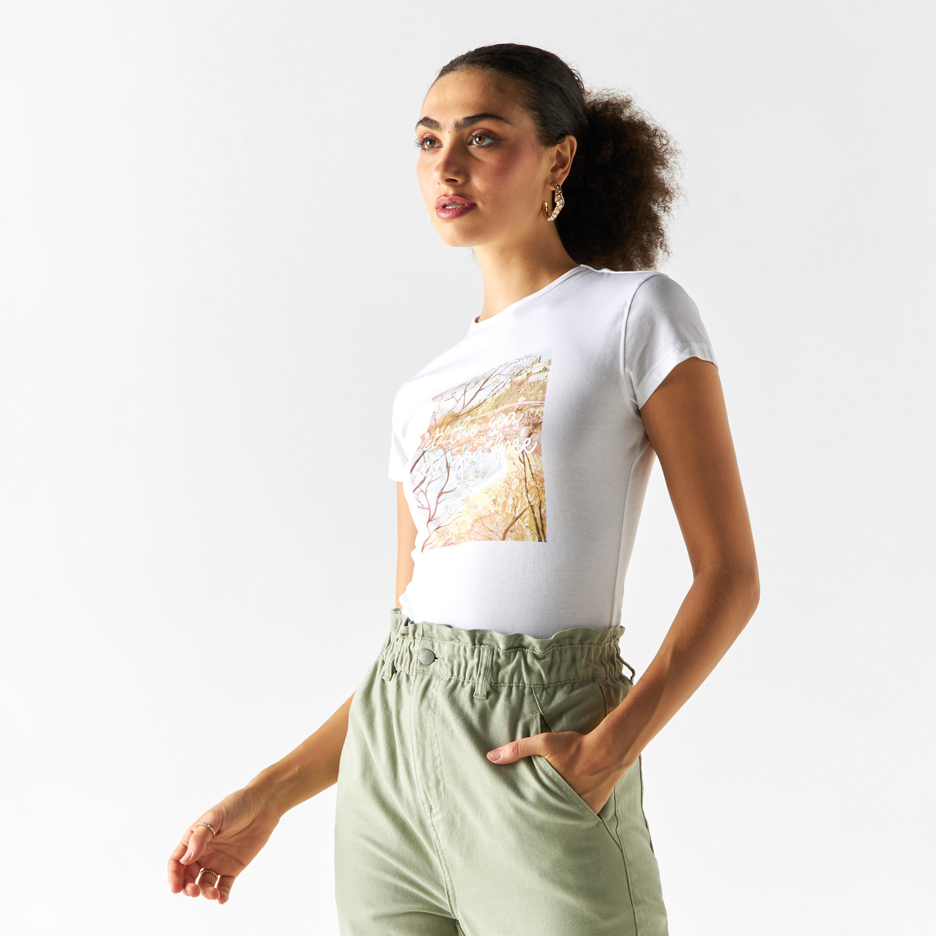 تيشيرت بياقة ضيّقة وأكمام كاب وطبعات-women-clothing-tshirts-image-1