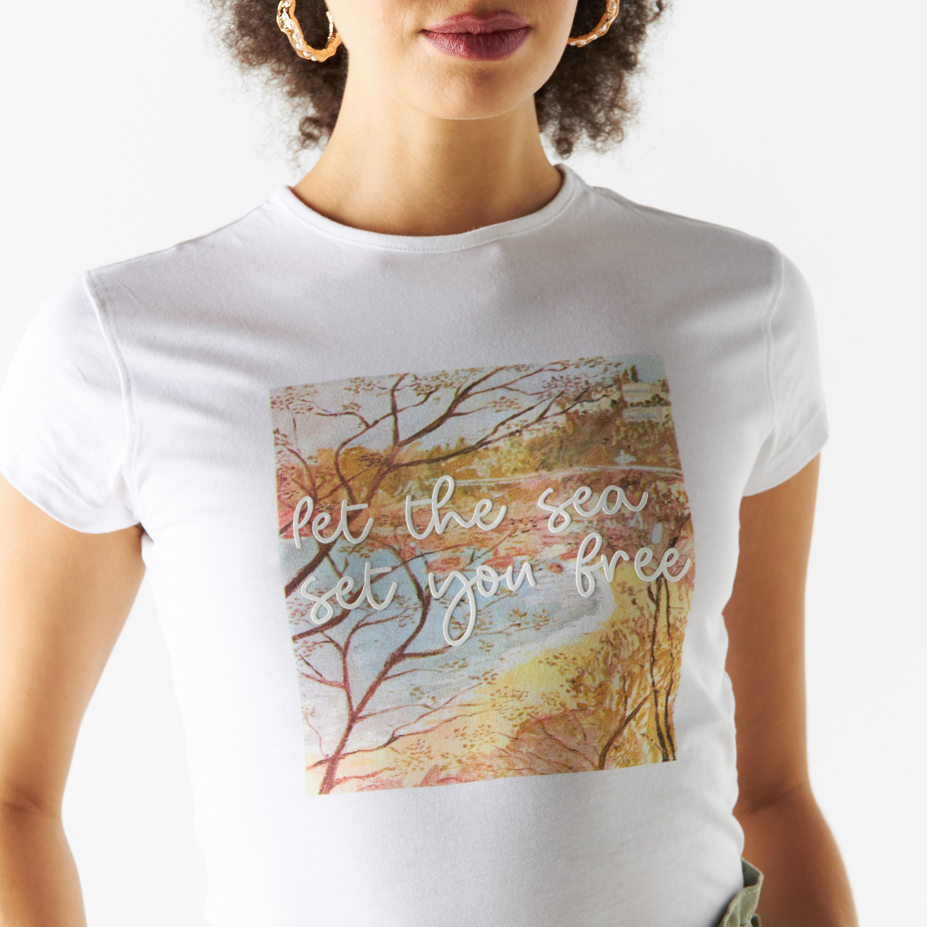 تيشيرت بياقة ضيّقة وأكمام كاب وطبعات-women-clothing-tshirts-image-4