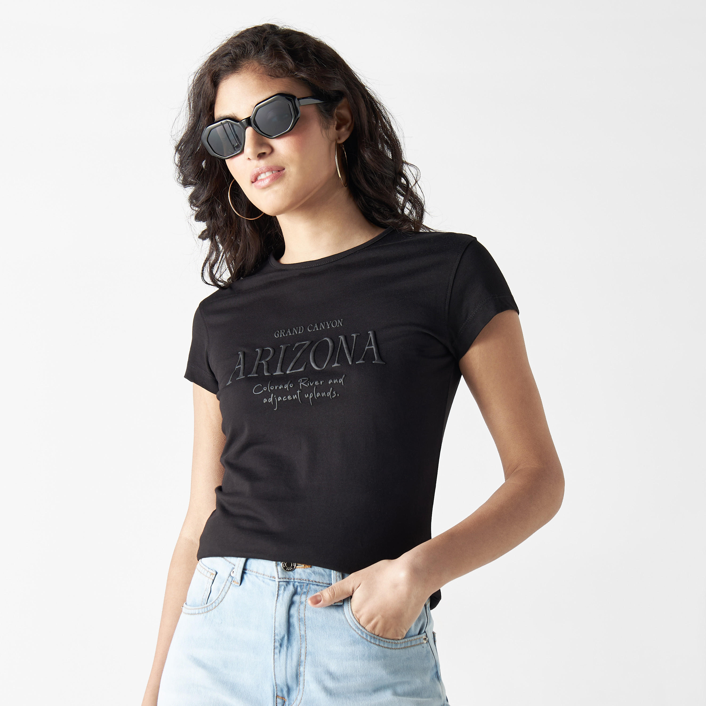 تيشيرت بياقة ضيّقة وأكمام قصيرة وطبعات-women-clothing-tshirts-image-1