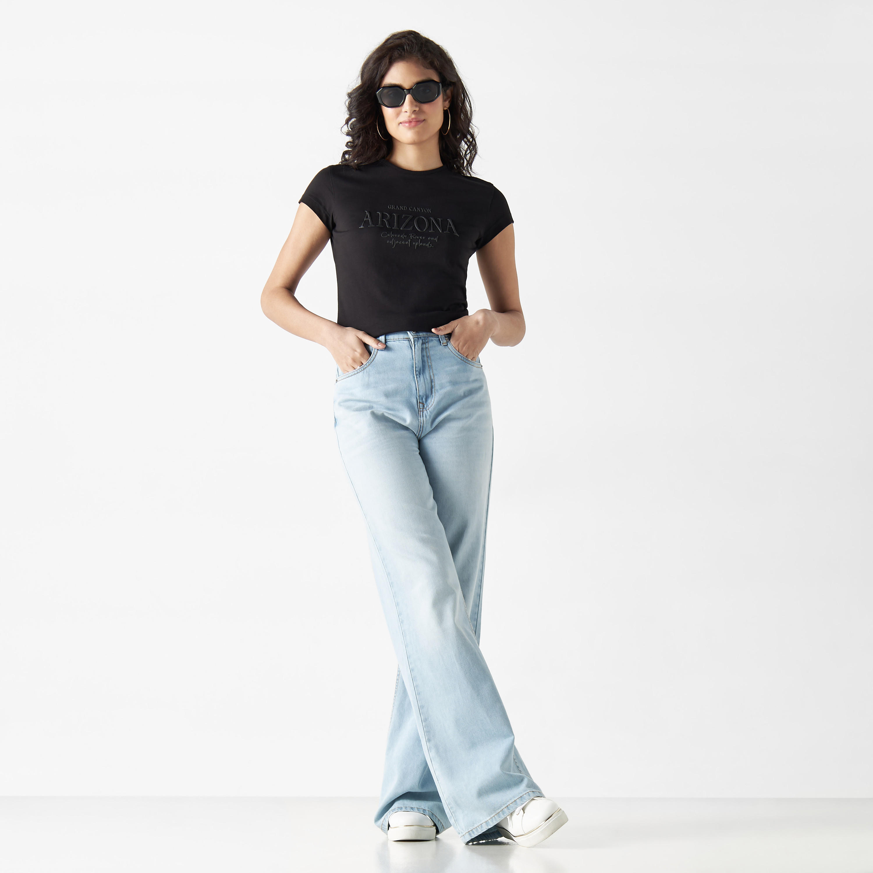تيشيرت بياقة ضيّقة وأكمام قصيرة وطبعات-women-clothing-tshirts-image-2