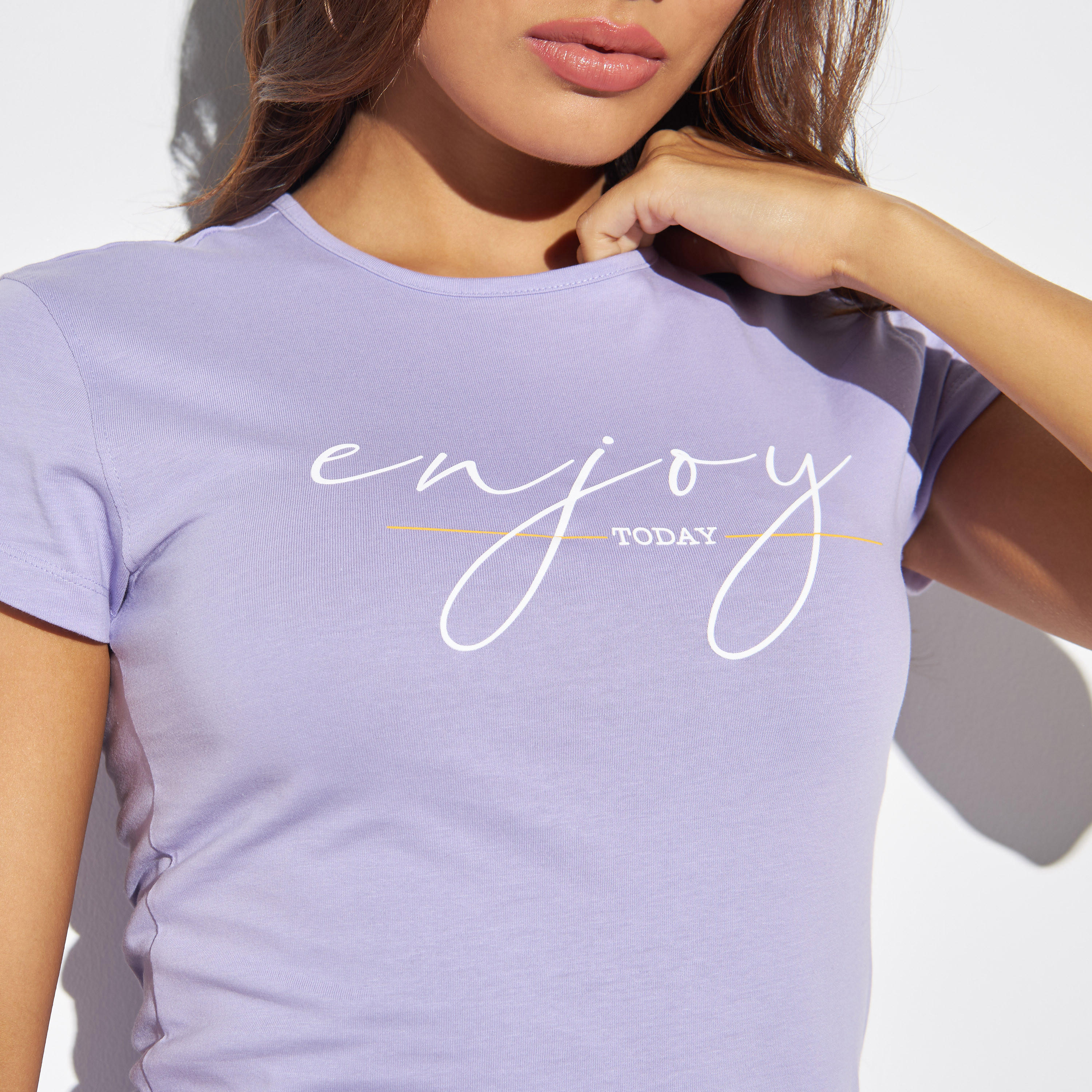 تيشيرت بياقة ضيقة وأكمام قصيرة وطبعات-women-clothing-tshirts-image-4