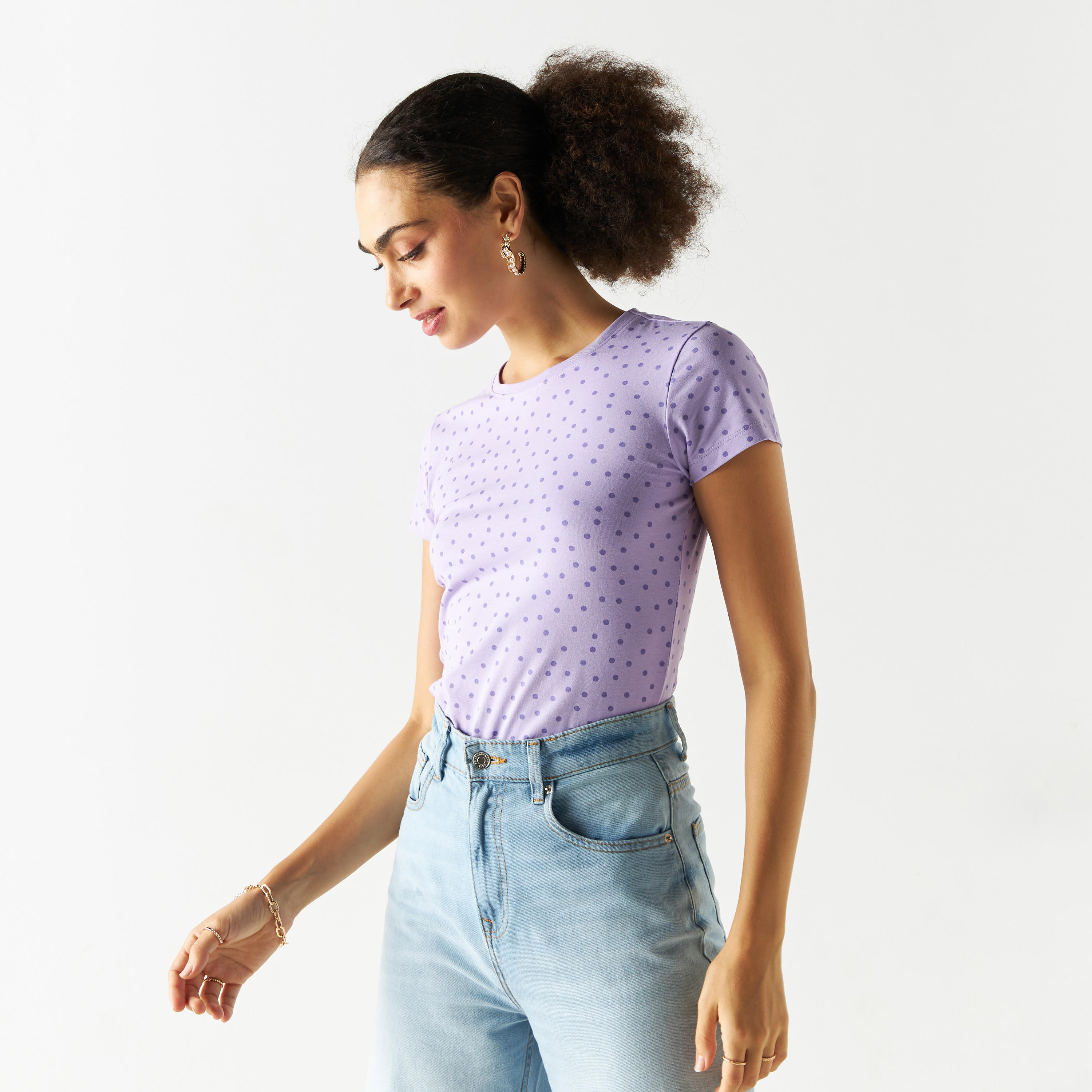 تيشيرت بياقة ضيّقة وأكمام قصيرة وطبعات منقطة-women-clothing-tshirts-image-1