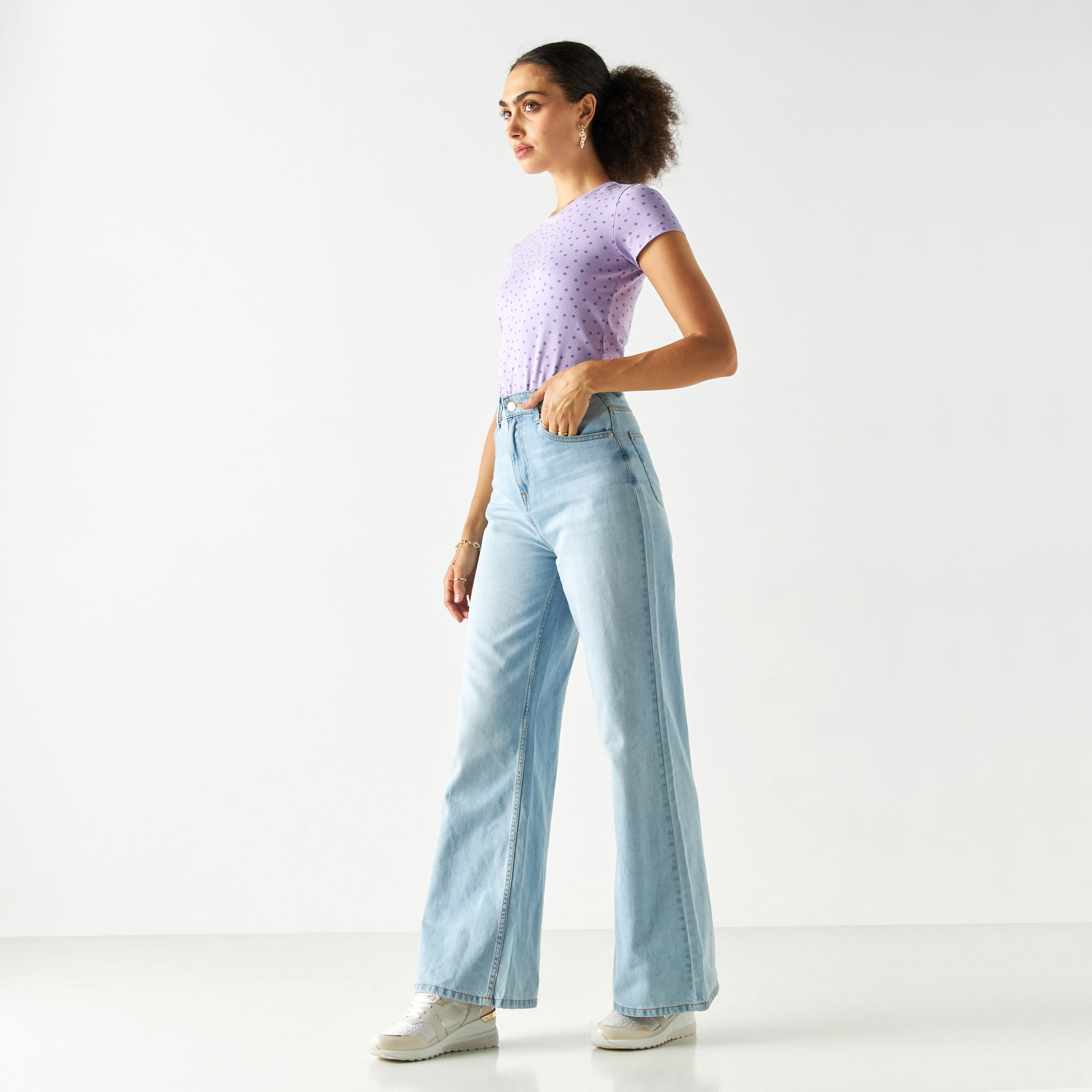 تيشيرت بياقة ضيّقة وأكمام قصيرة وطبعات منقطة-women-clothing-tshirts-image-2
