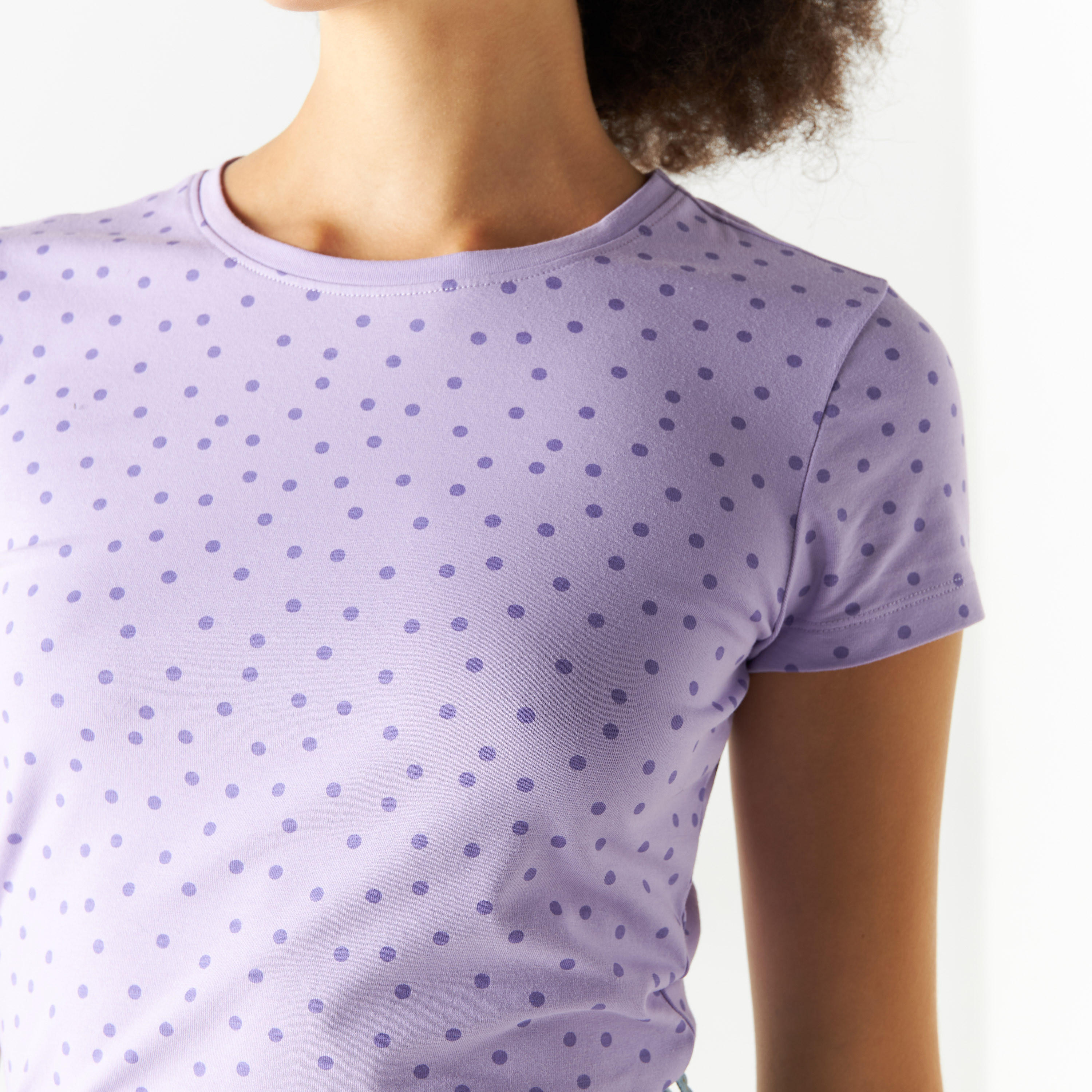 تيشيرت بياقة ضيّقة وأكمام قصيرة وطبعات منقطة-women-clothing-tshirts-image-4