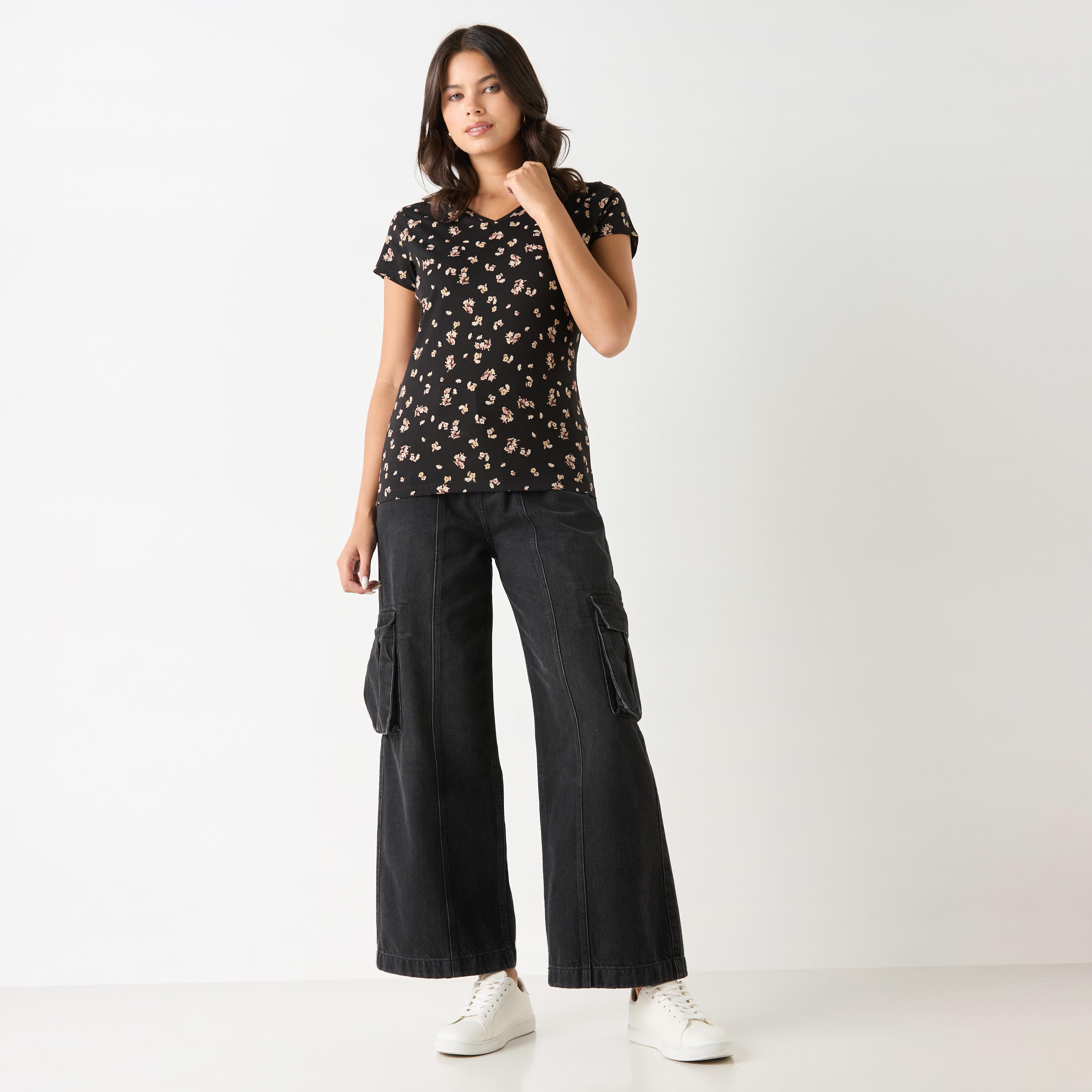 تيشيرت بياقة V وأكمام قصيرة وطبعات أزهار-women-clothing-tshirts-image-2