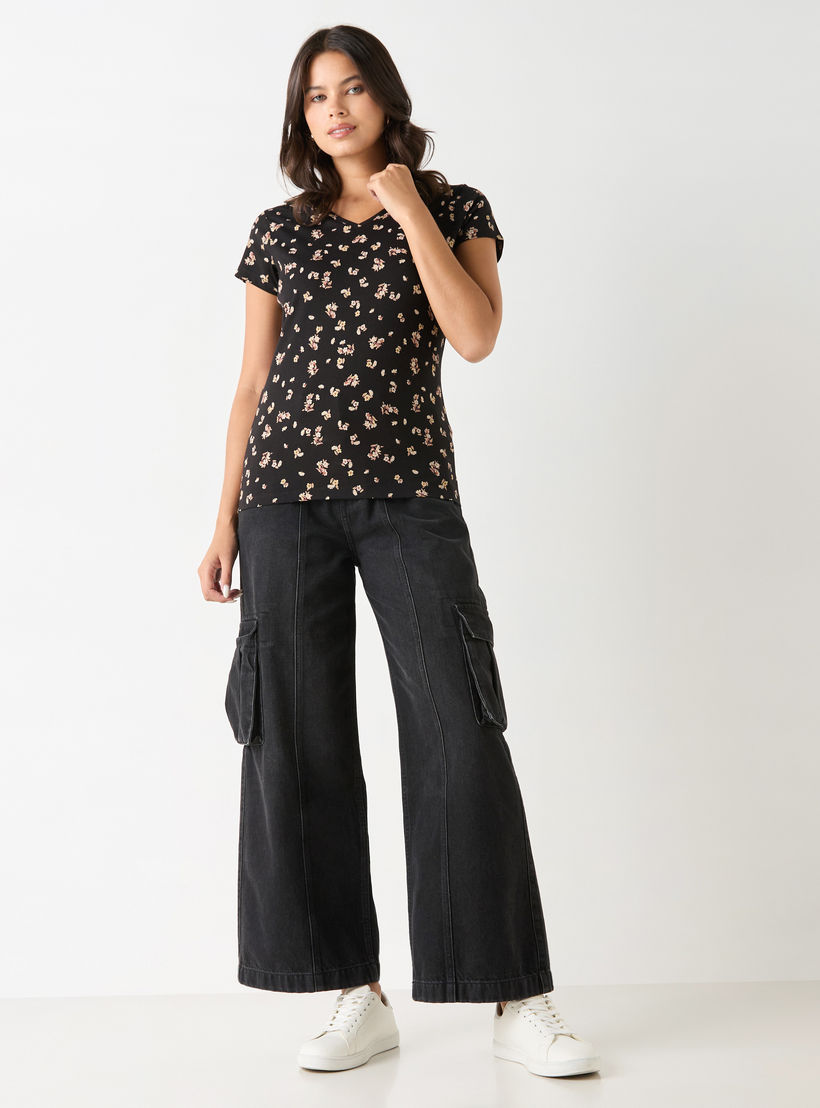 تيشيرت بياقة V وأكمام قصيرة وطبعات أزهار-women-clothing-tshirts-image-2