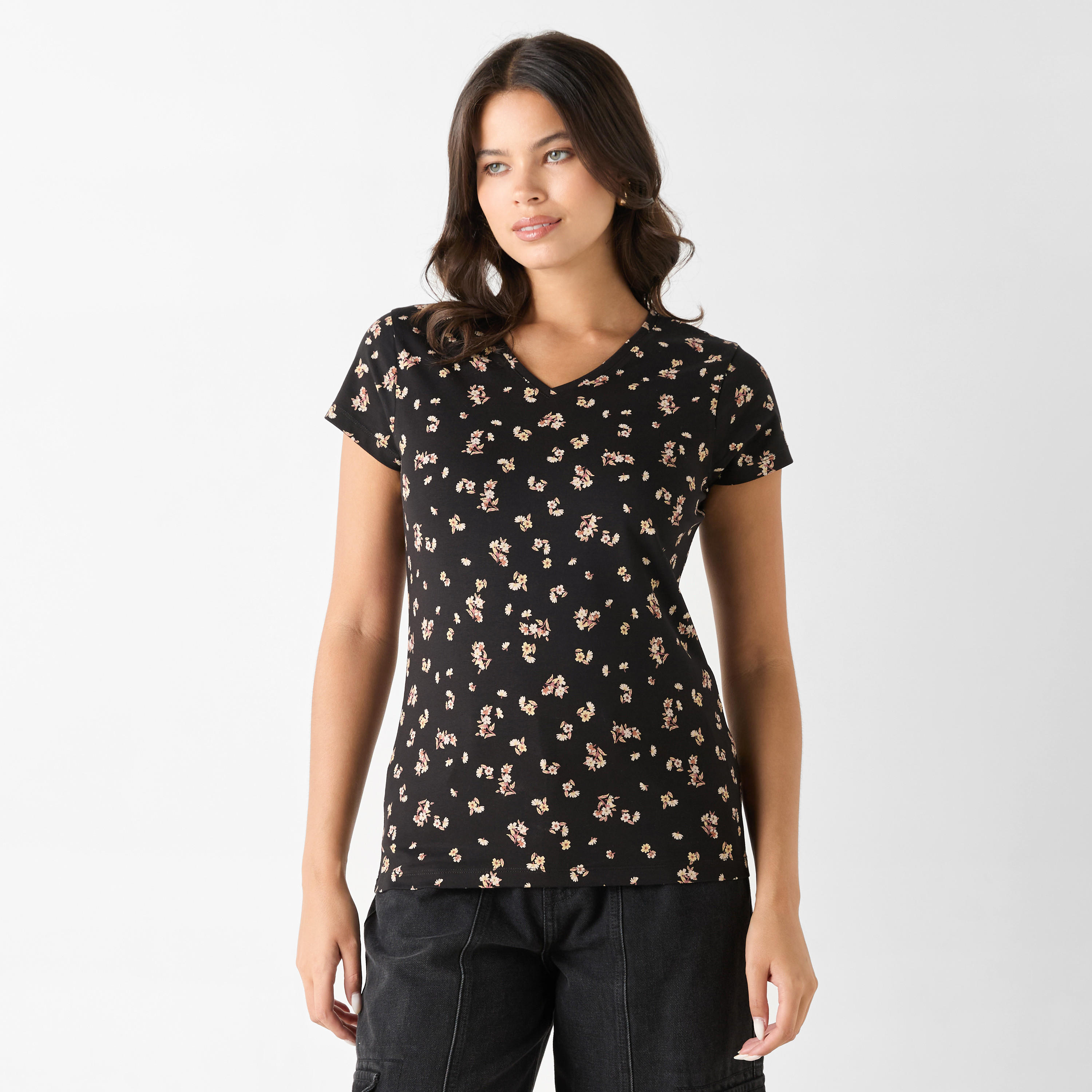 تيشيرت بياقة V وأكمام قصيرة وطبعات أزهار-women-clothing-tshirts-image-1
