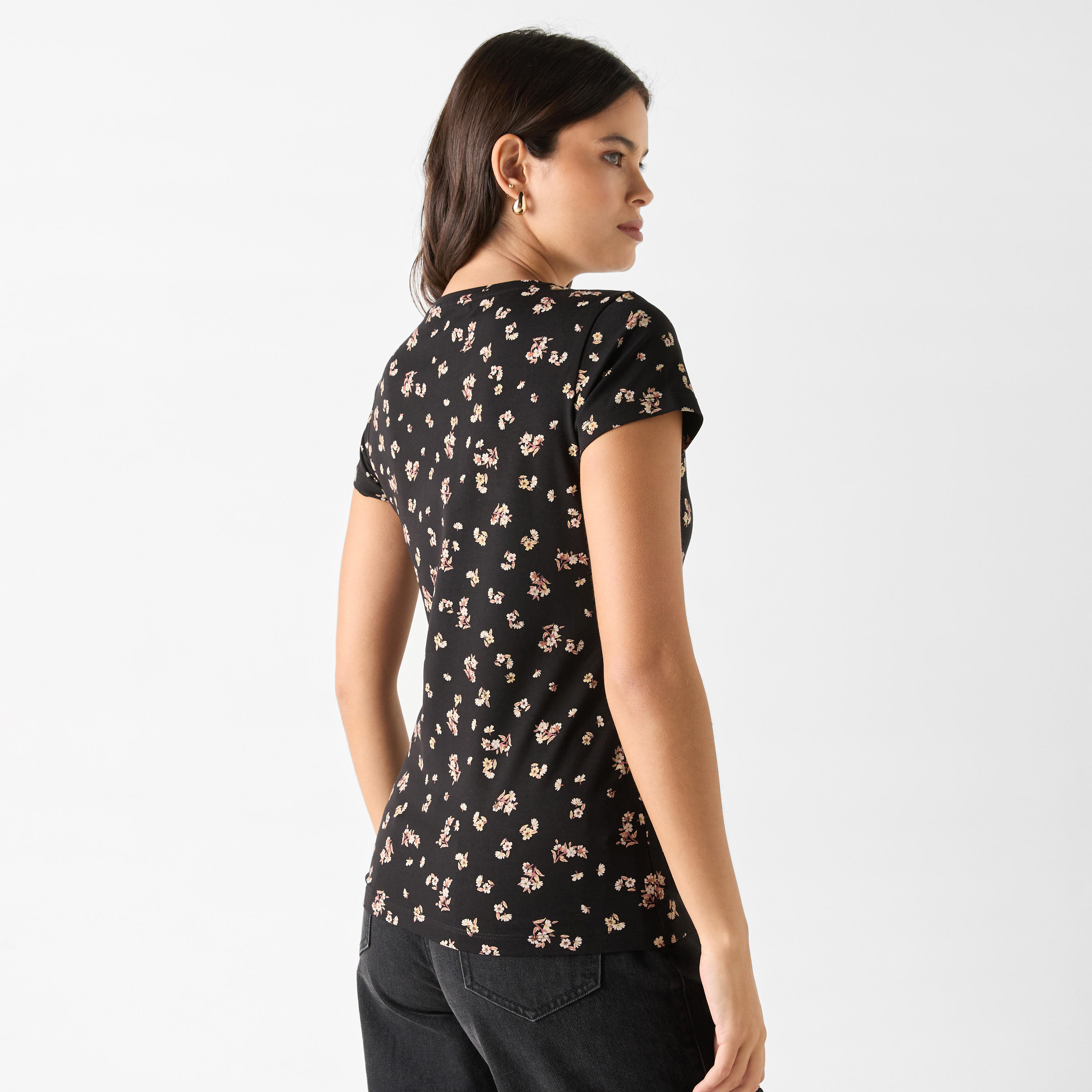 تيشيرت بياقة V وأكمام قصيرة وطبعات أزهار-women-clothing-tshirts-image-3