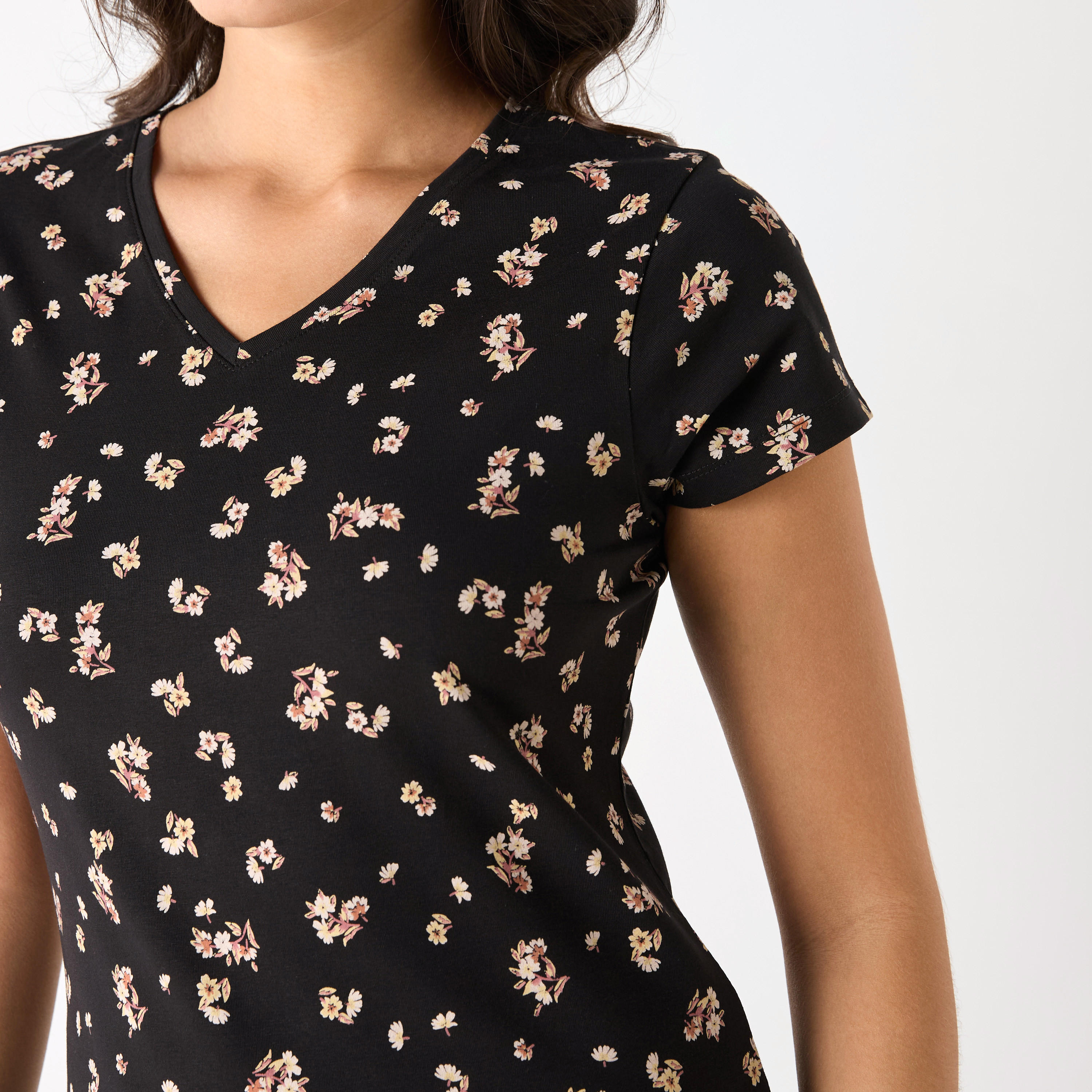 تيشيرت بياقة V وأكمام قصيرة وطبعات أزهار-women-clothing-tshirts-image-4