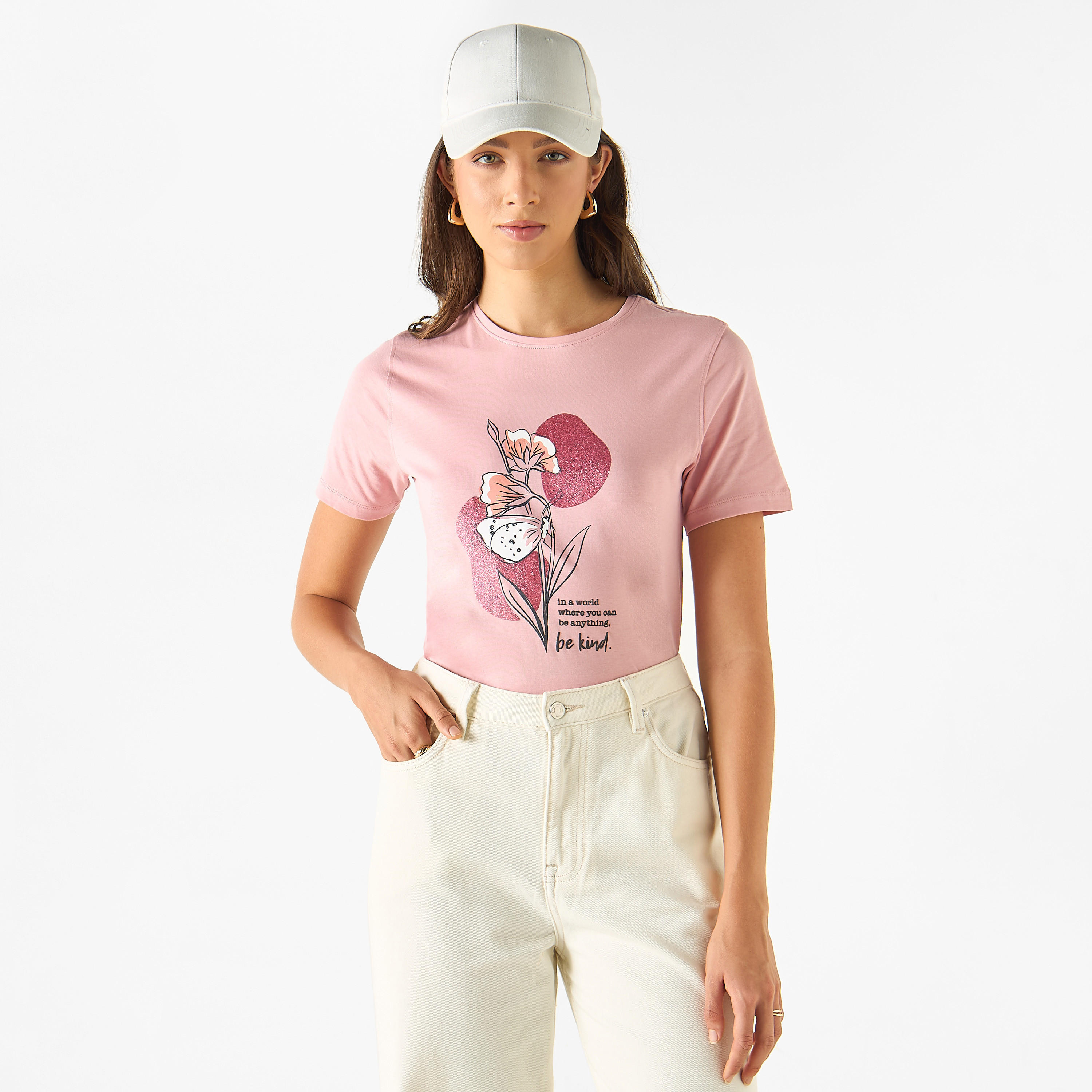 تيشيرت بياقة ضيقة وأكمام قصيرة وطبعات جرافيك-women-clothing-tshirts-image-1