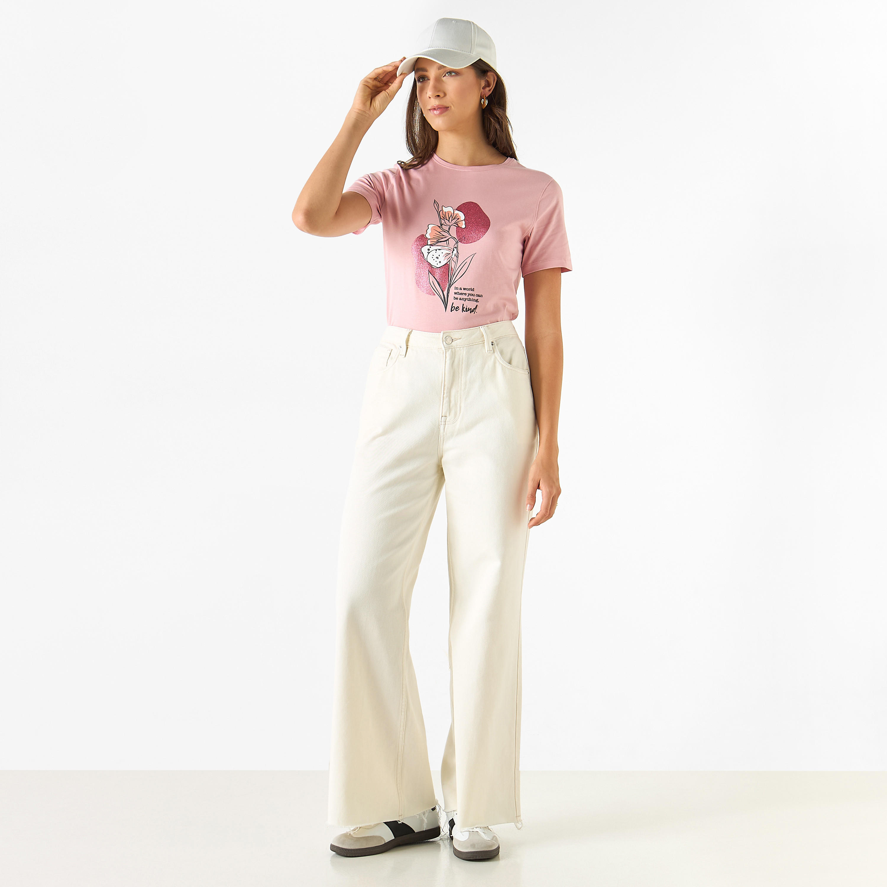 تيشيرت بياقة ضيقة وأكمام قصيرة وطبعات جرافيك-women-clothing-tshirts-image-3