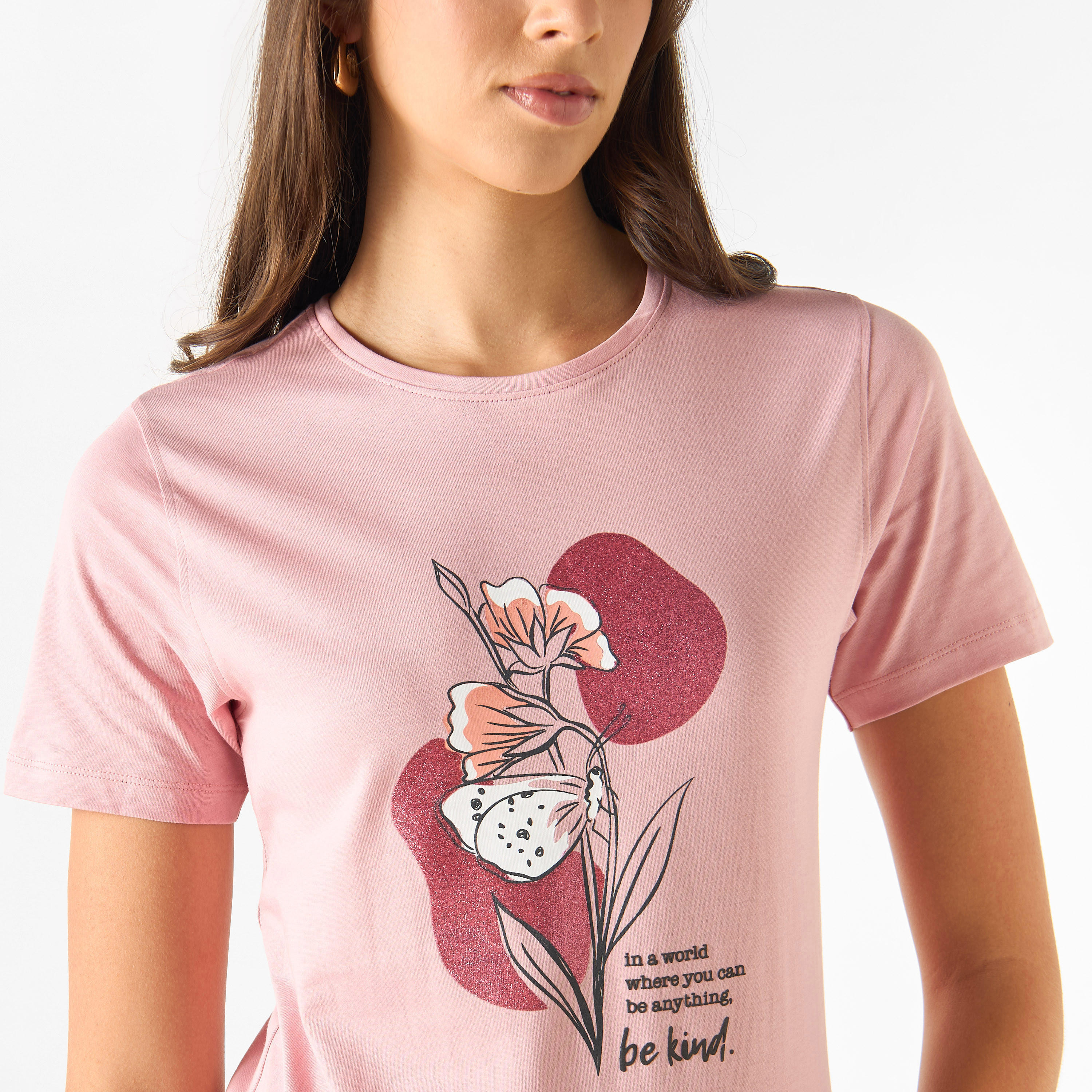 تيشيرت بياقة ضيقة وأكمام قصيرة وطبعات جرافيك-women-clothing-tshirts-image-5