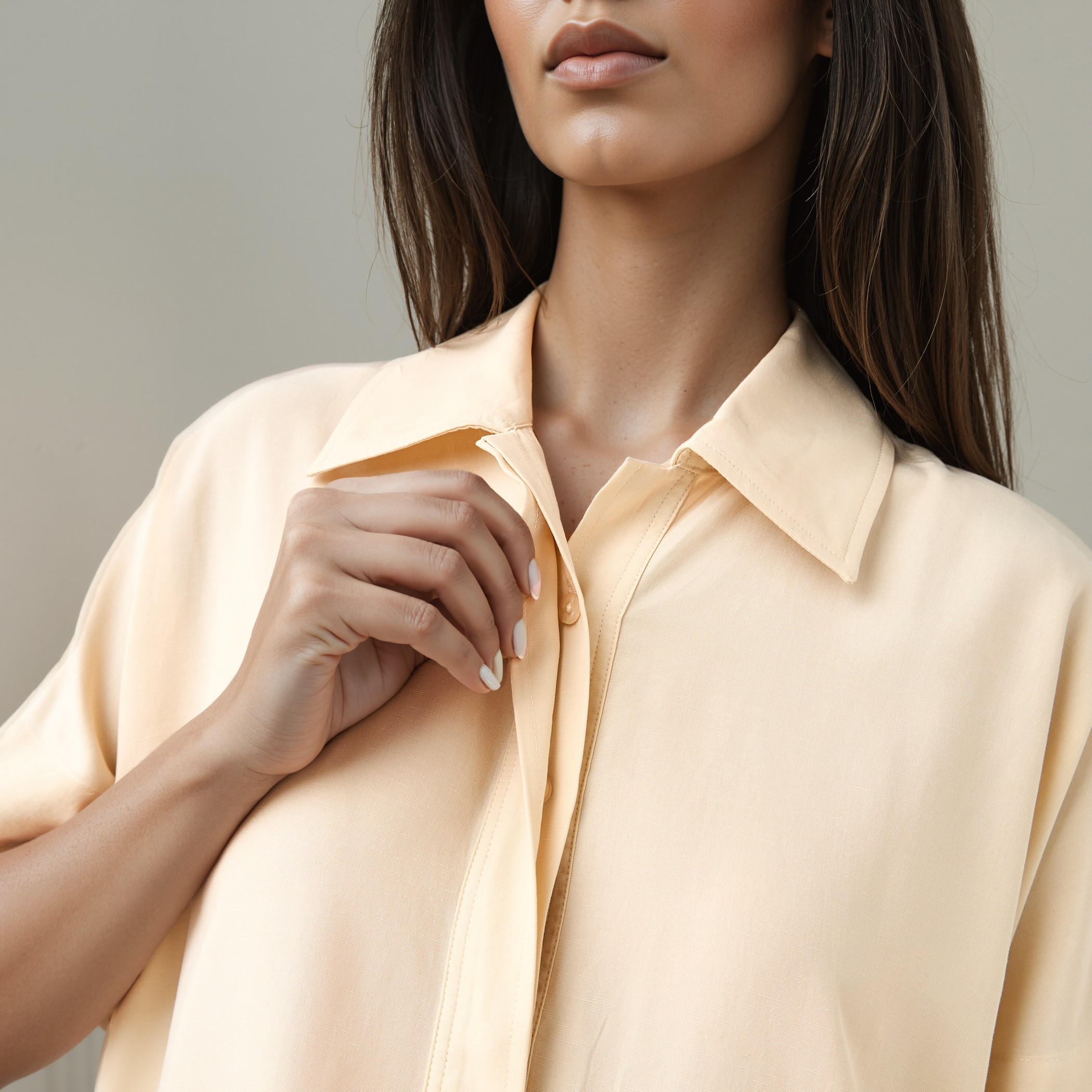فستان قميص من مزيج الكتان بقصة مريحة مع جيوب وفتحات جانبية-women-clothing-dresses-image-4