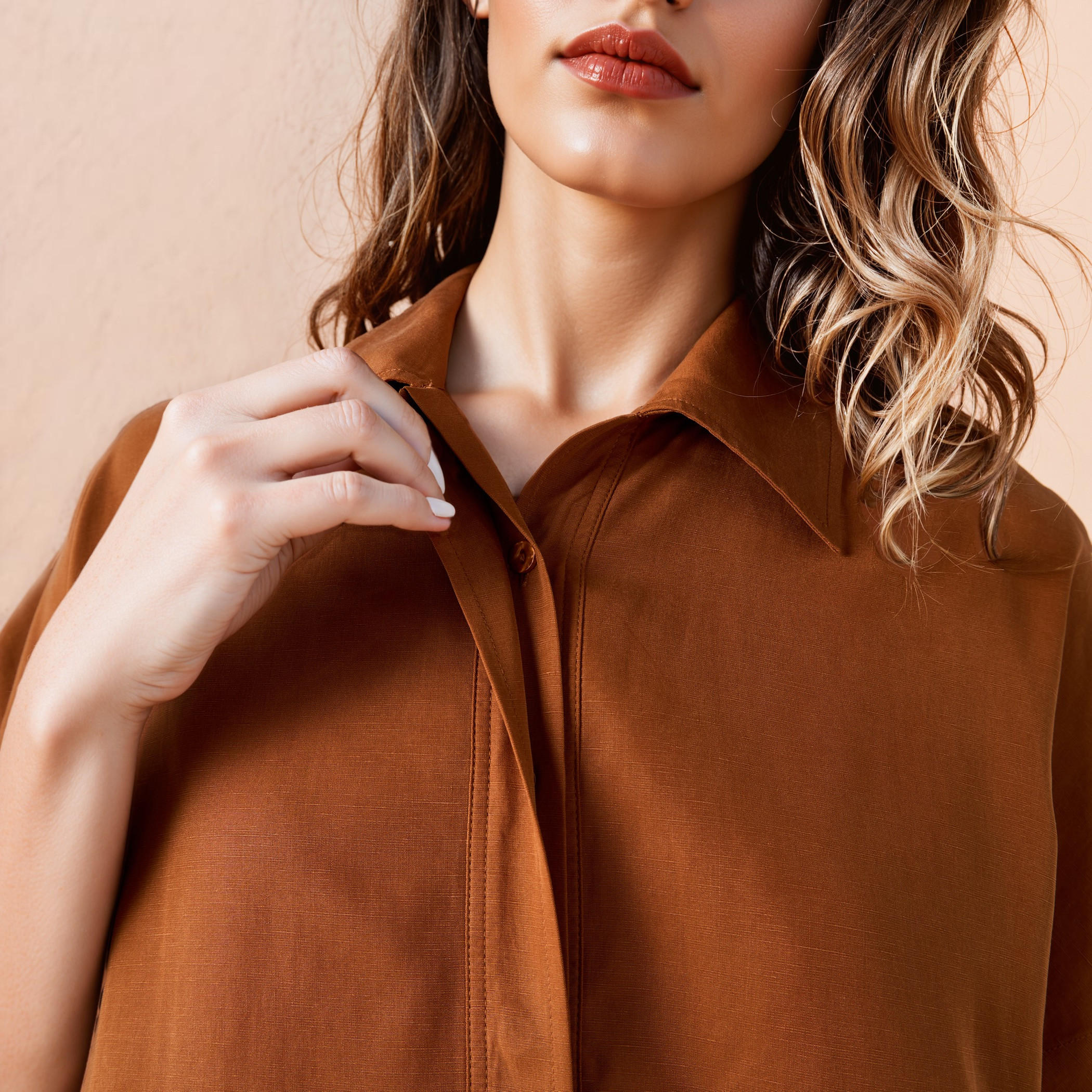 فستان قميص من مزيج الكتان بقصة مريحة مع جيوب وفتحات جانبية-women-clothing-dresses-image-4