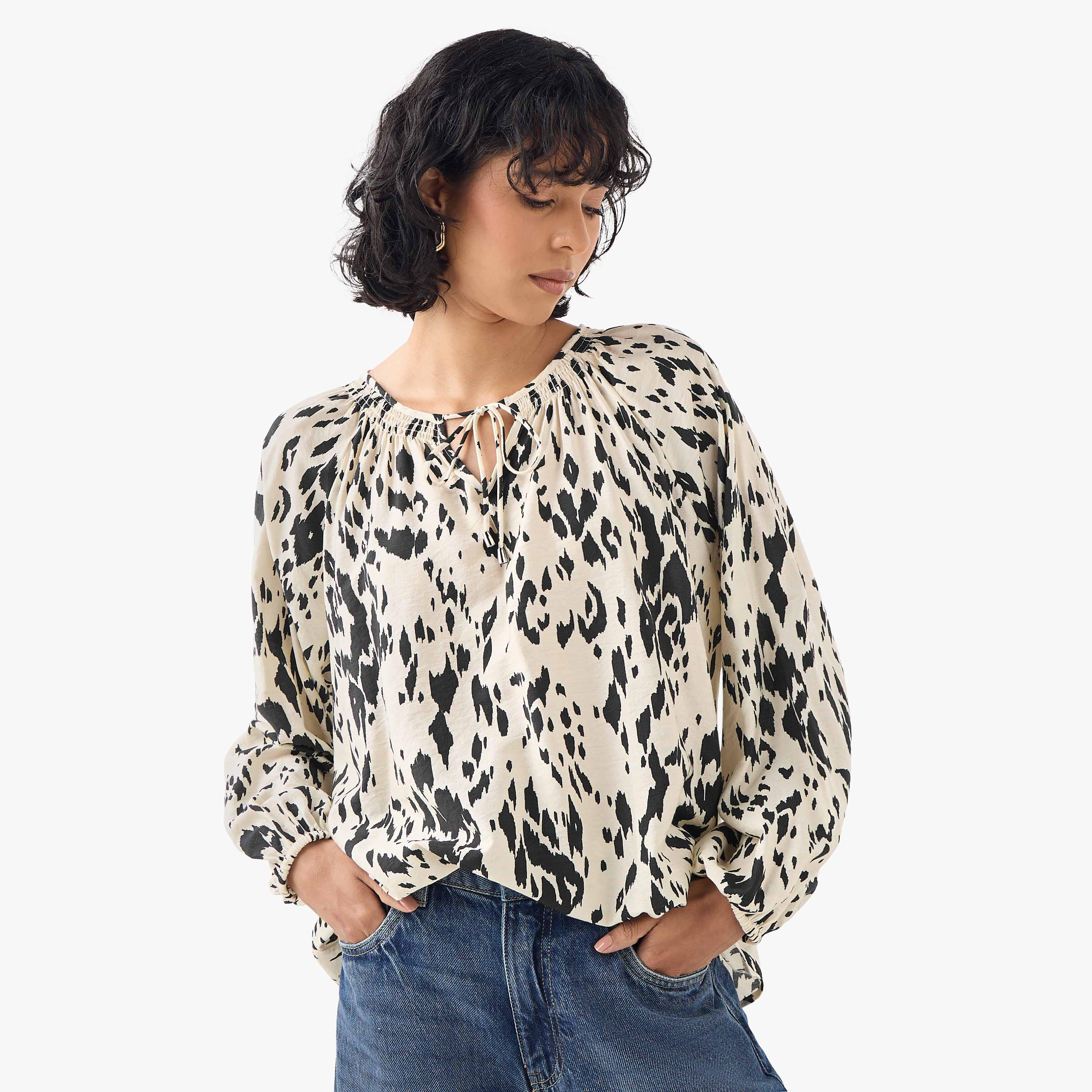 بلوزة بطبعات وياقة بكشكش ورباط-women-clothing-shirtsandblouses-blouses-image-5