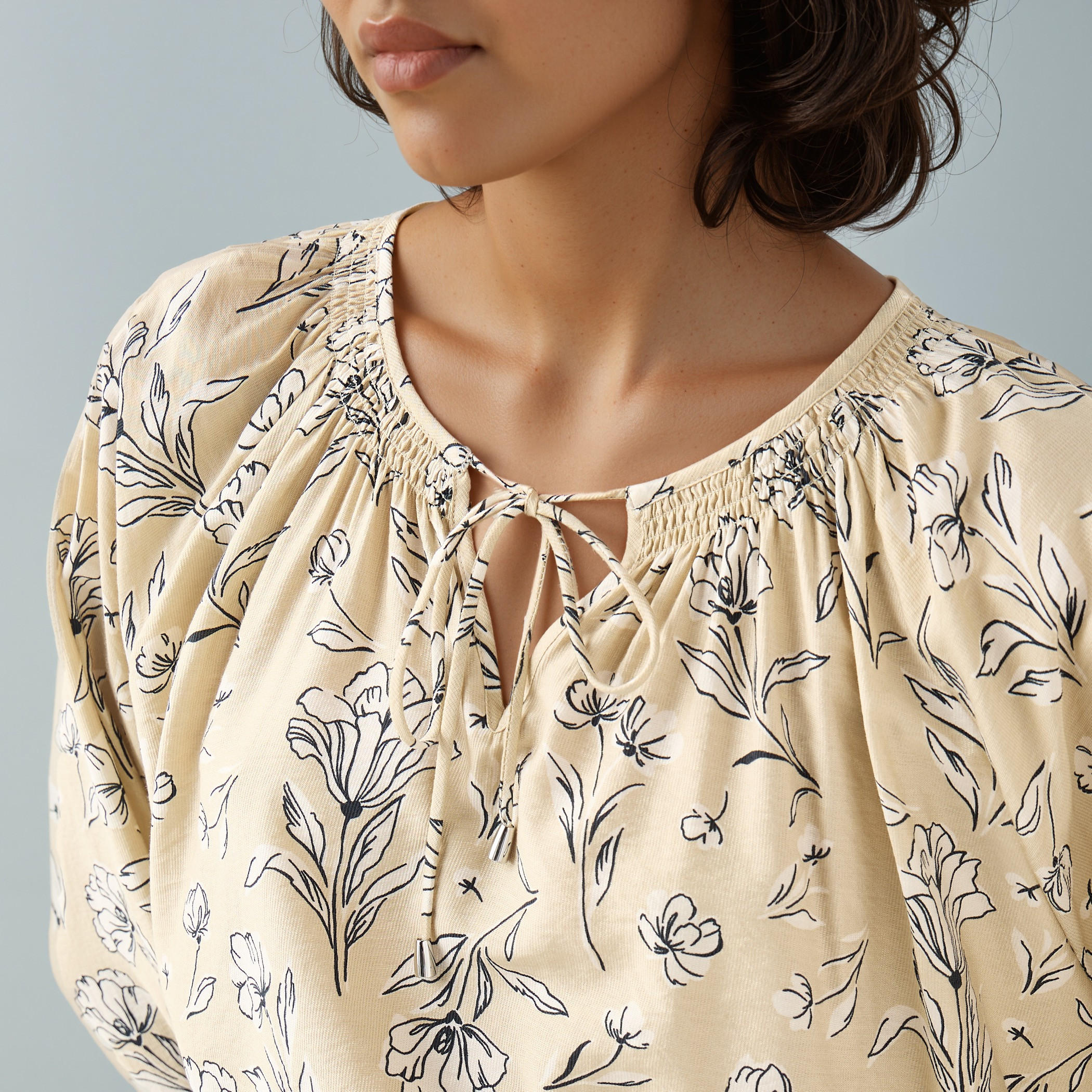 بلوزة بطبعات زهرية وياقة كشكش ورباط-women-clothing-shirtsandblouses-blouses-image-4