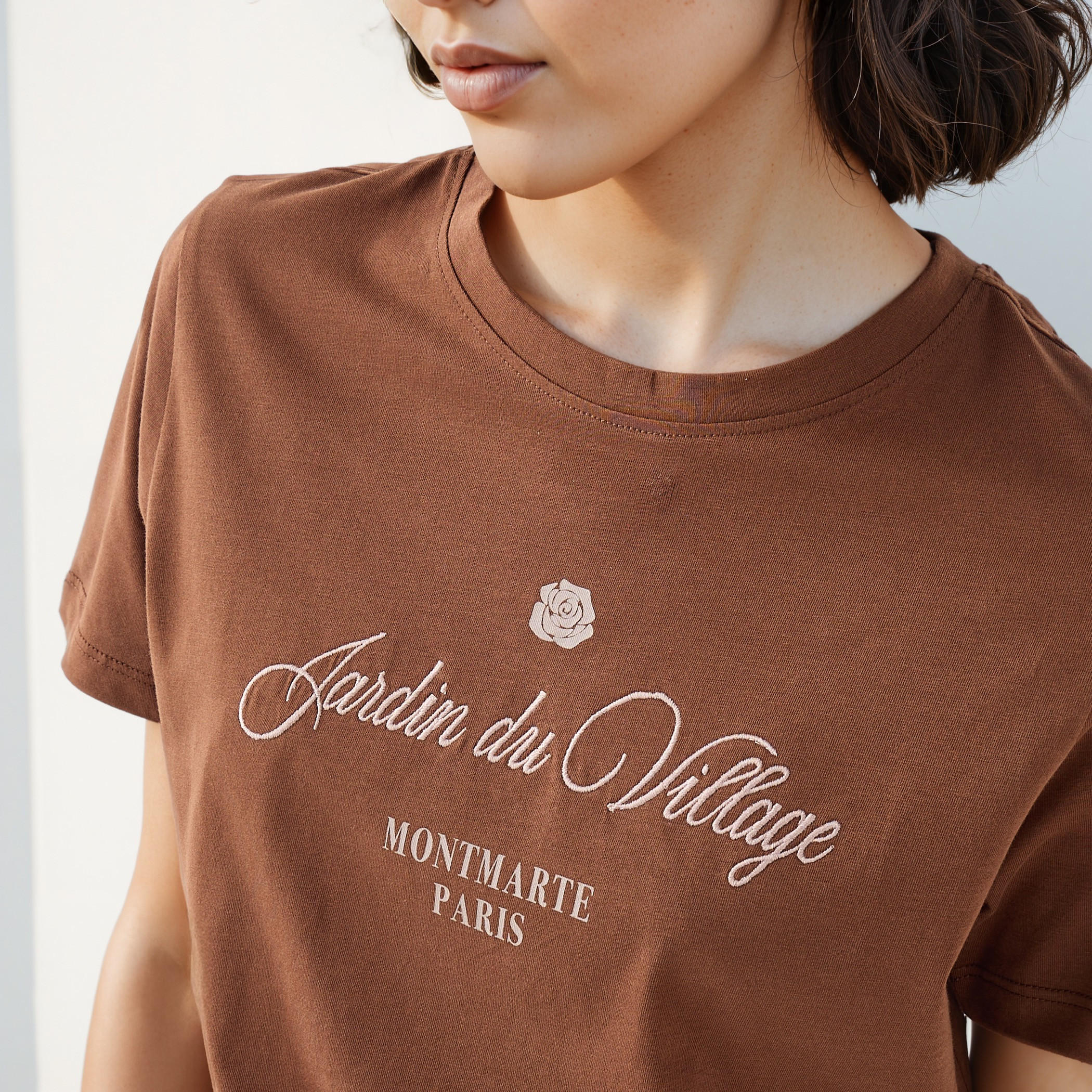 تيشيرت بياقة ضيقة وطبعات-women-clothing-tshirts-image-4