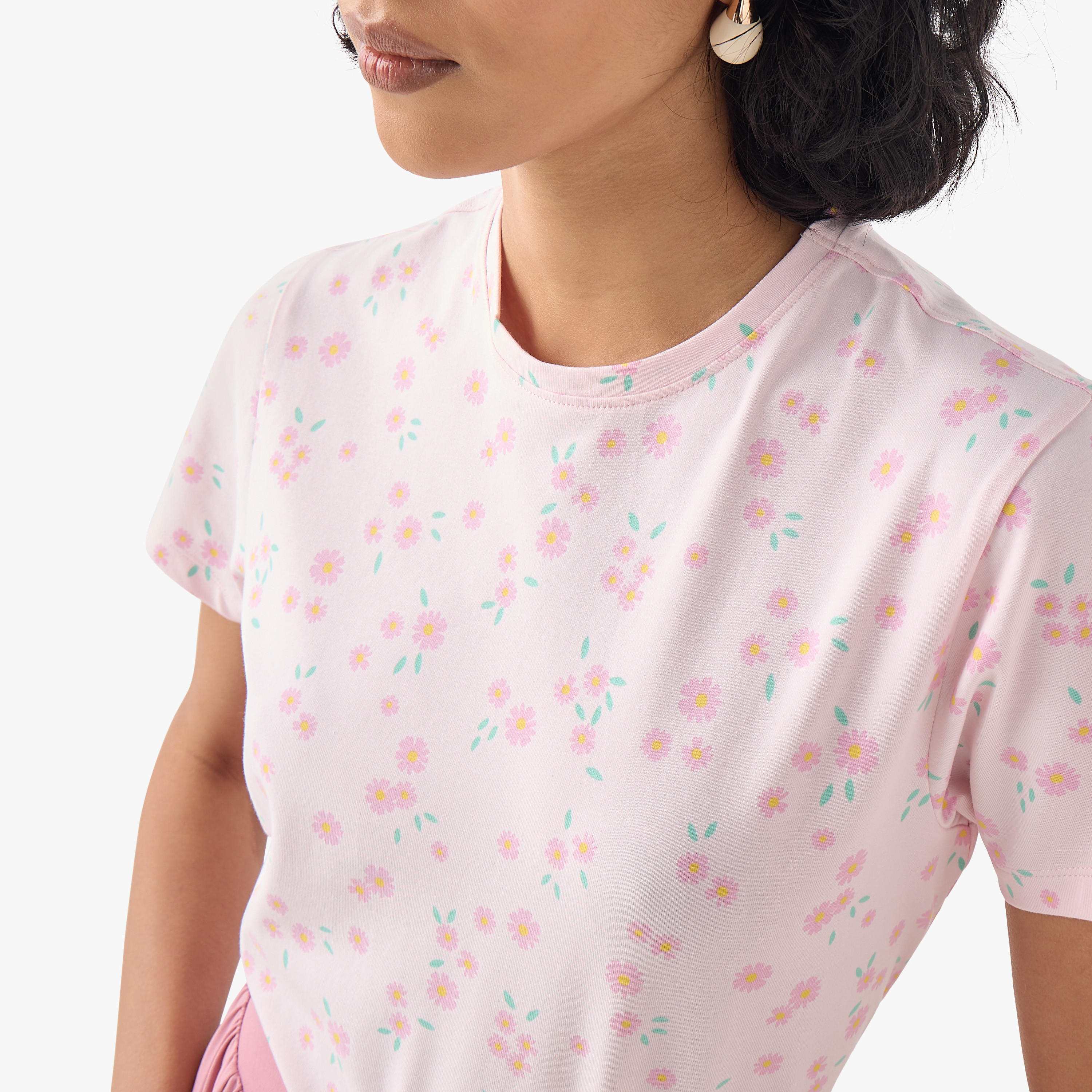تيشيرت بياقة ضيقة وأكمام قصيرة وطبعات أزهار-women-clothing-tshirts-image-4