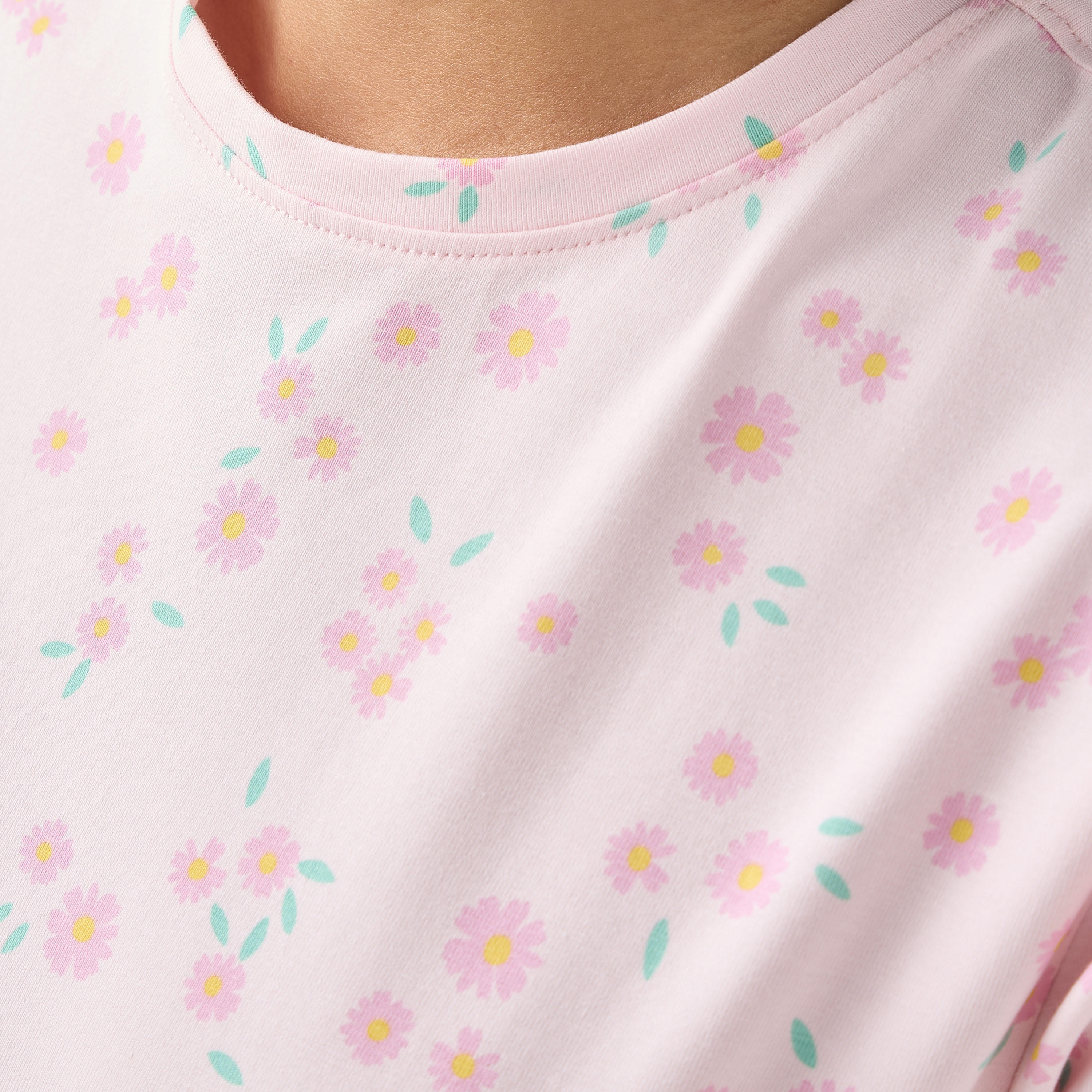 تيشيرت بياقة ضيقة وأكمام قصيرة وطبعات أزهار-women-clothing-tshirts-image-5