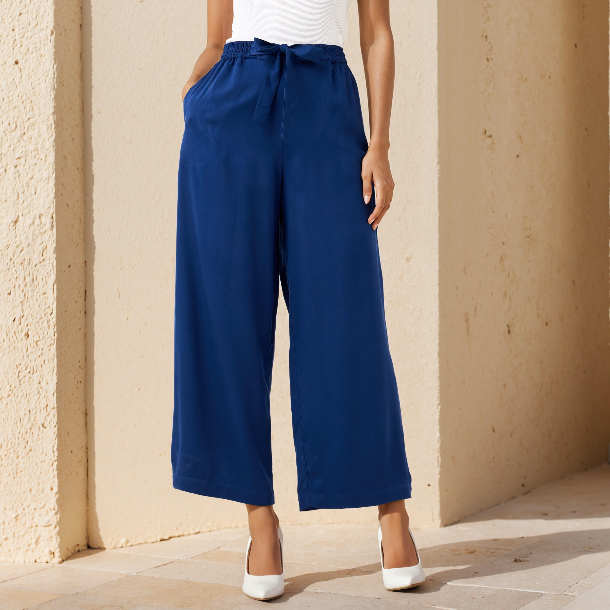 بنطلون بالازو بقصّة مريحة وخصر مطاطي وجيوب وحزام رباط-women-clothing-trousers-image-1
