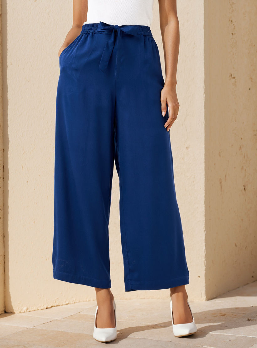 بنطلون بالازو بقصّة مريحة وخصر مطاطي وجيوب وحزام رباط-women-clothing-trousers-image-1