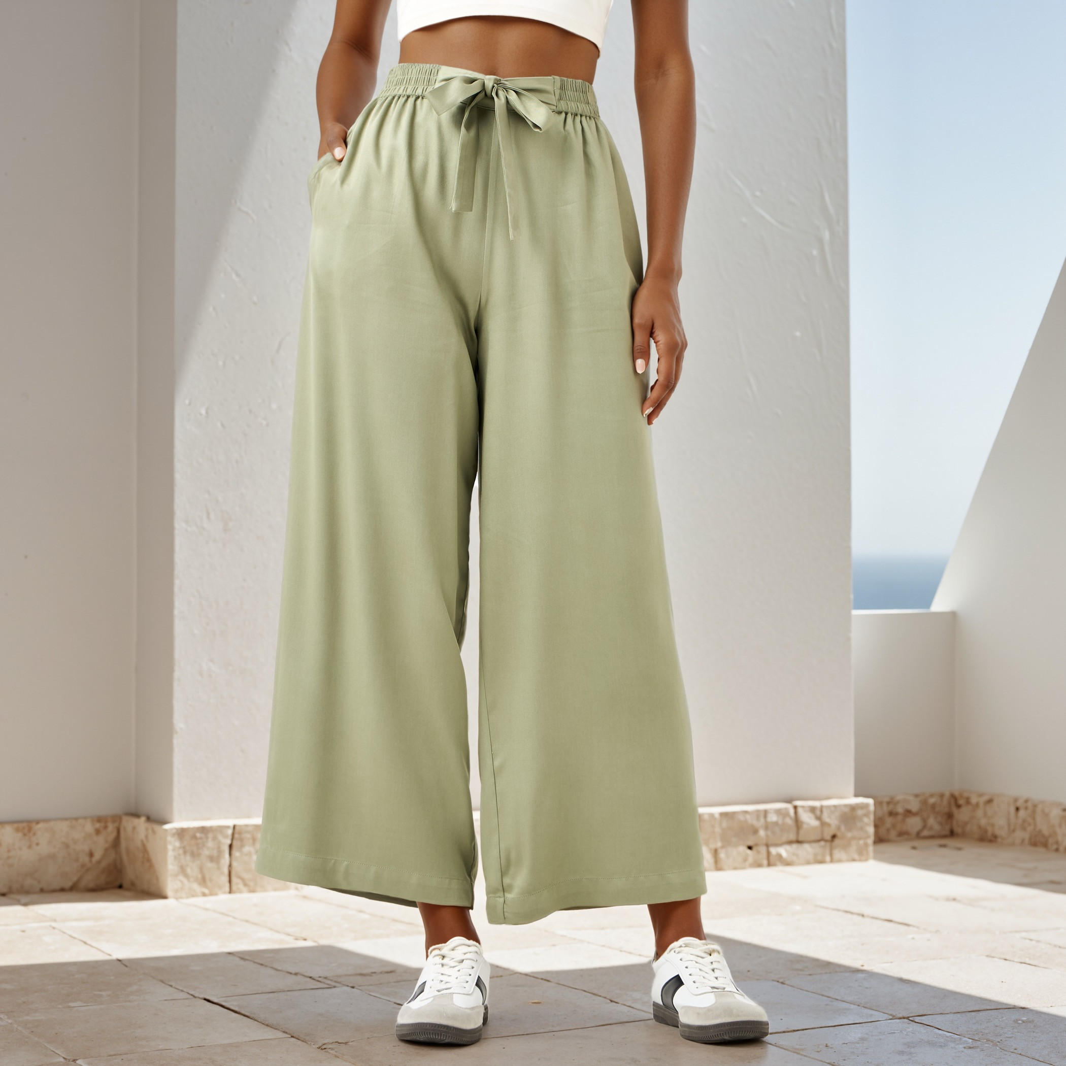 بنطلون بالازو بقصّة مريحة وخصر مطاطي وجيوب وحزام رباط-women-clothing-trousers-image-1