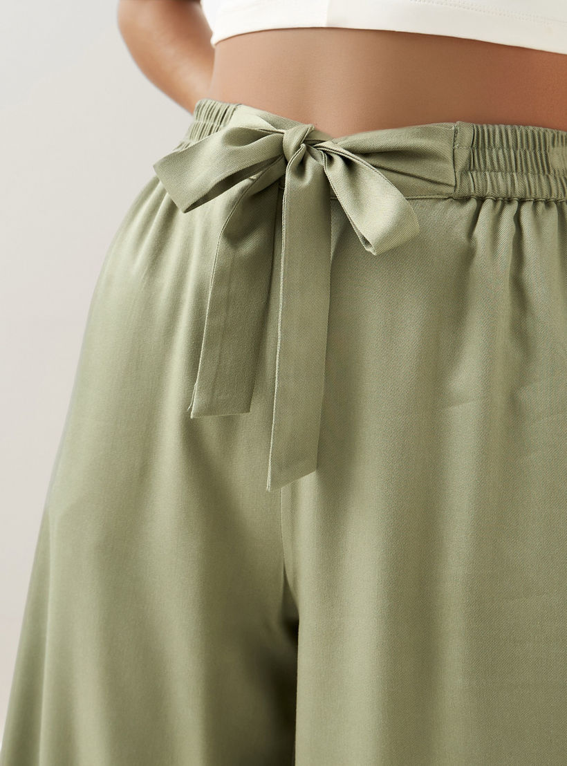 بنطلون بالازو بقصّة مريحة وخصر مطاطي وجيوب وحزام رباط-women-clothing-trousers-image-4