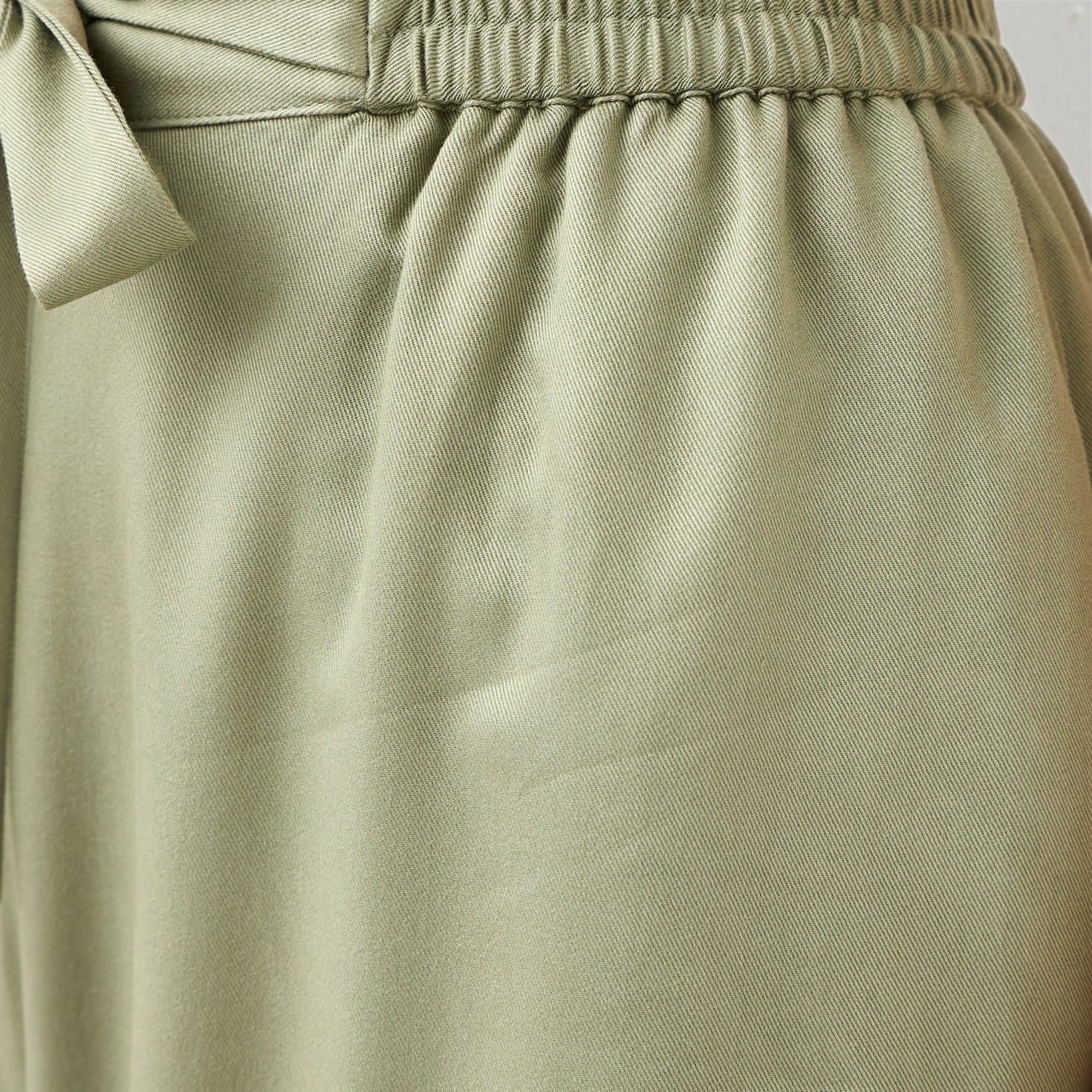 بنطلون بالازو بقصّة مريحة وخصر مطاطي وجيوب وحزام رباط-women-clothing-trousers-image-5