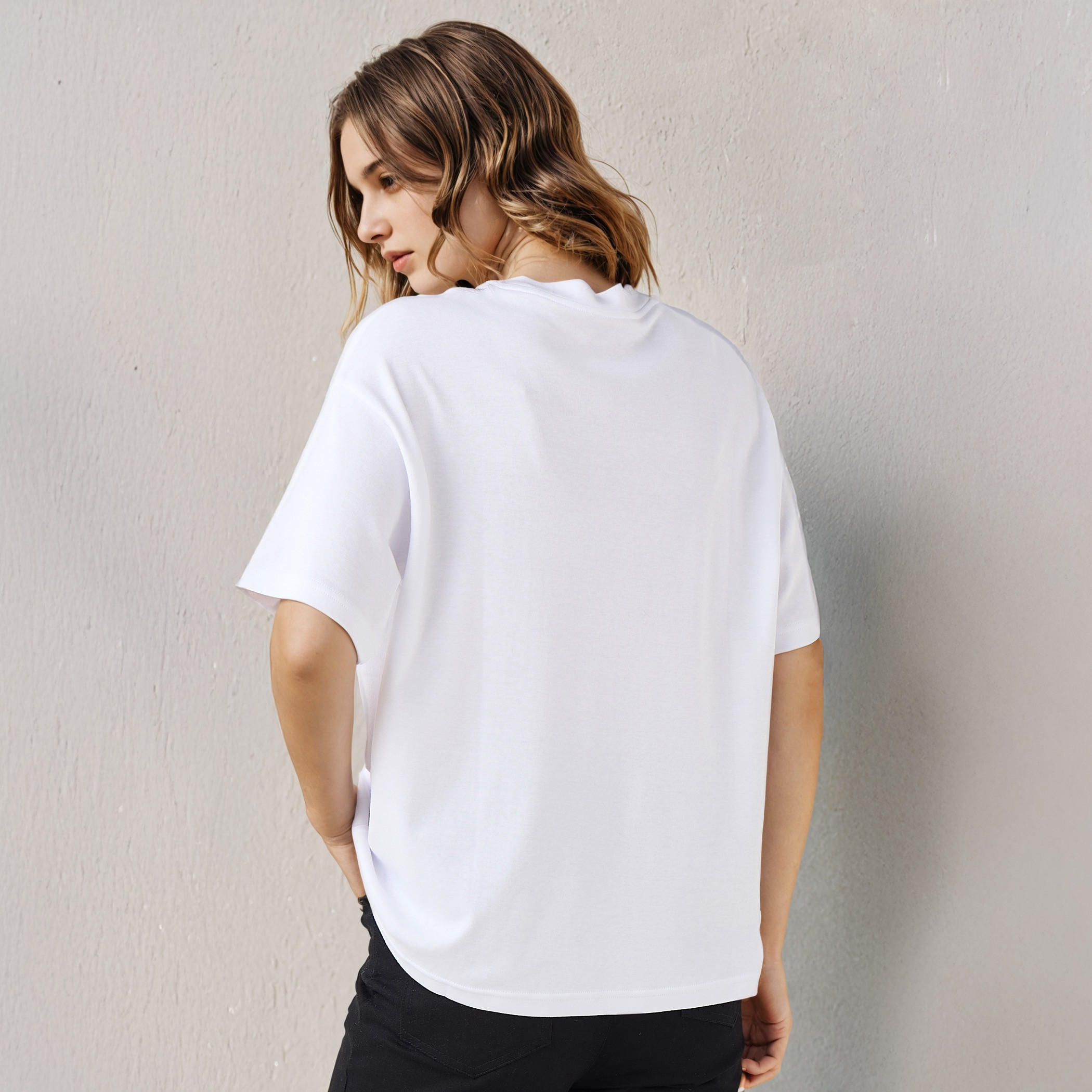 تيشيرت بوكسي قطن بياقة ضيقة وطبعات شعار-women-clothing-tshirts-image-3