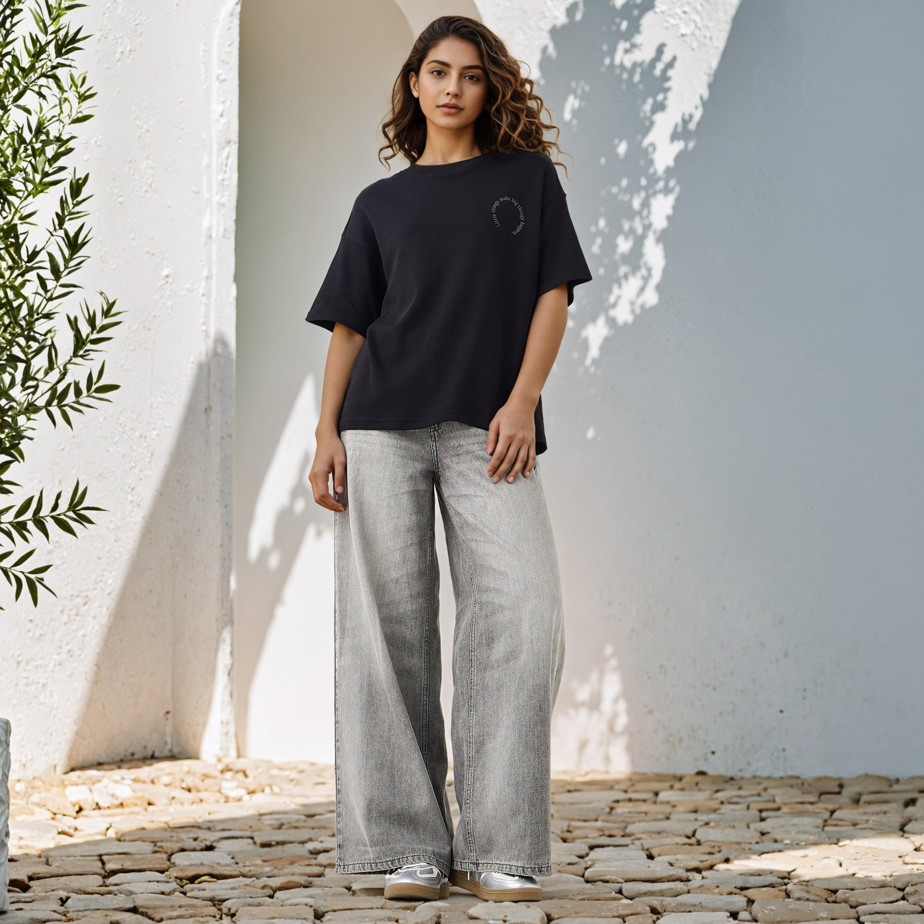 تيشيرت بوكسي قطن بياقة ضيقة وطبعات شعار-women-clothing-tshirts-image-2