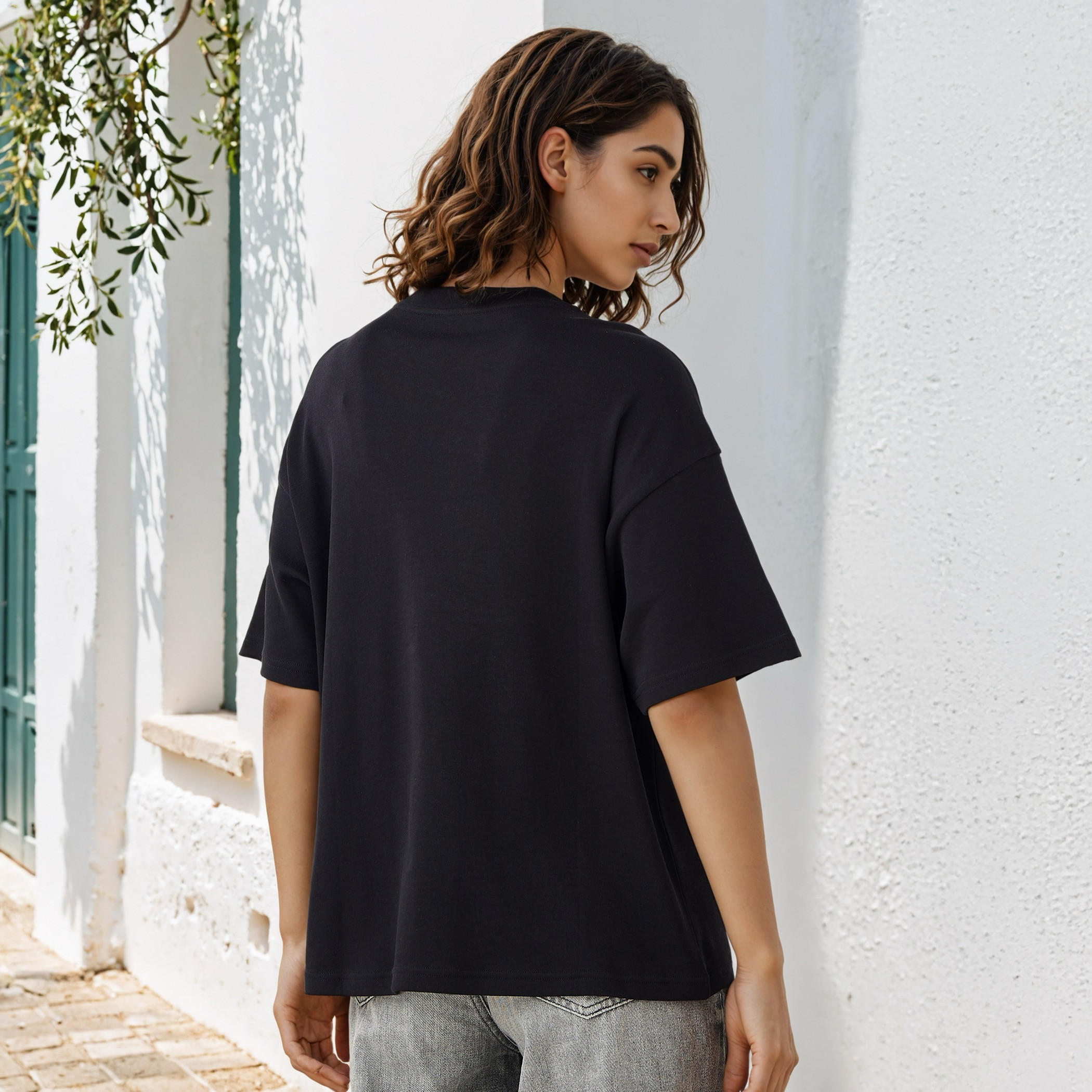 تيشيرت بوكسي قطن بياقة ضيقة وطبعات شعار-women-clothing-tshirts-image-3