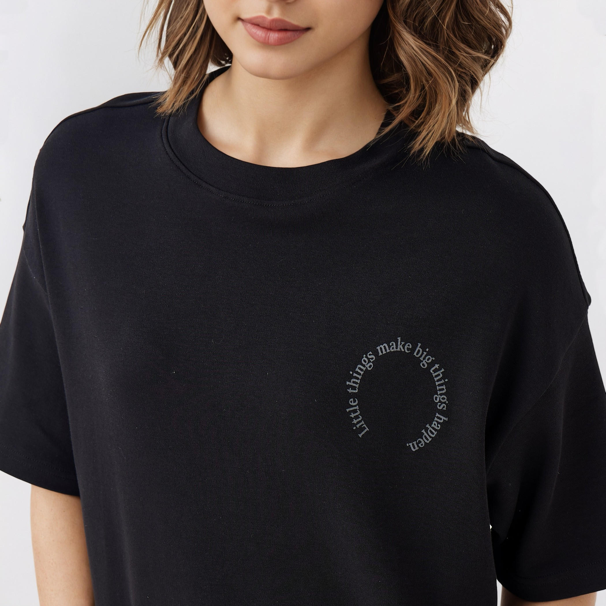 تيشيرت بوكسي قطن بياقة ضيقة وطبعات شعار-women-clothing-tshirts-image-4