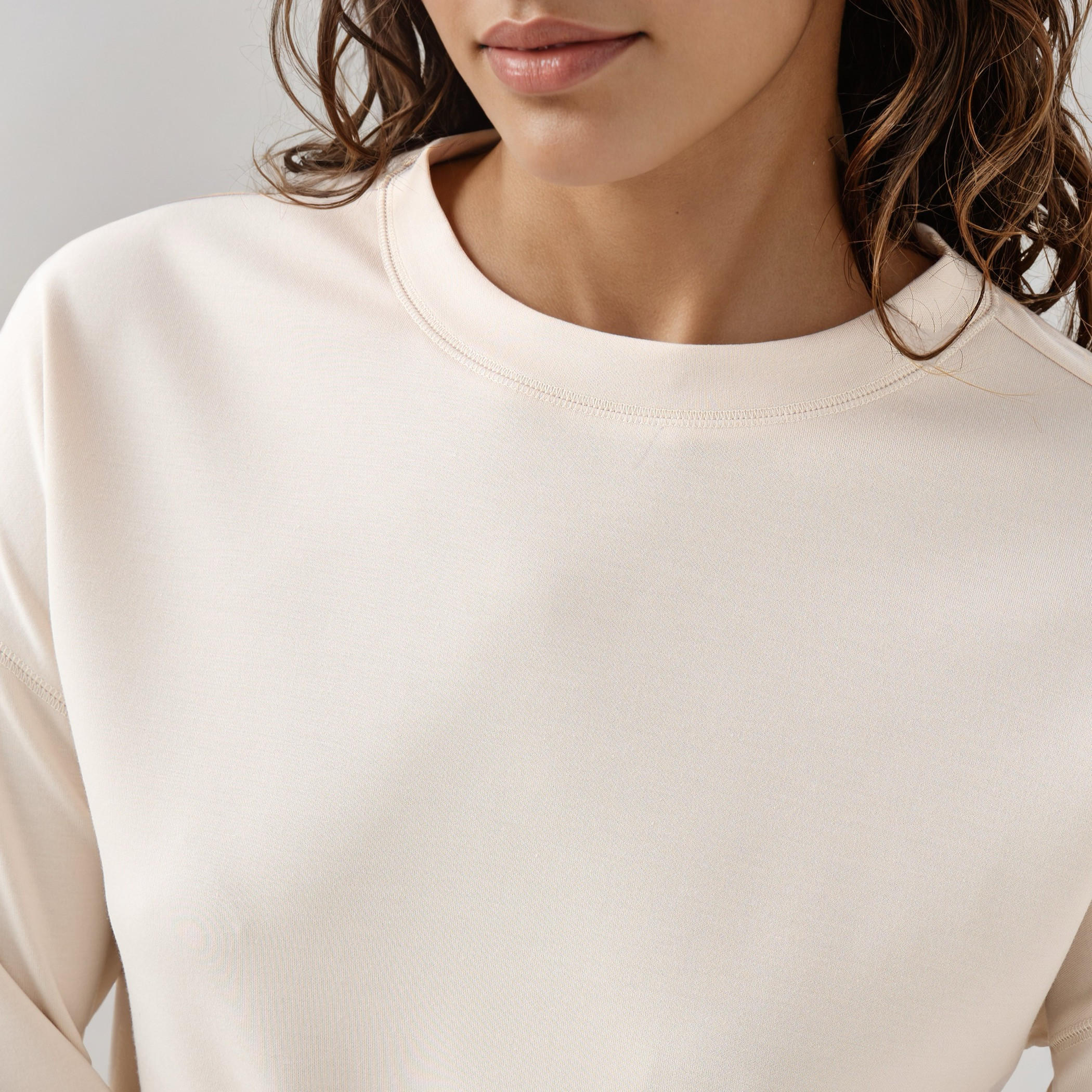 سويت شيرت ناعم-women-winterwear-hoodiesandsweatshirts-sweatshirts-image-2