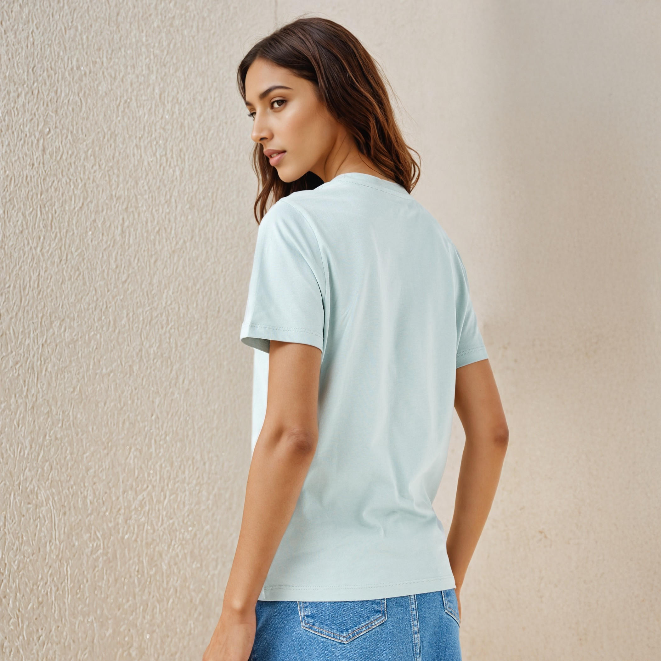 تيشيرت بياقة ضيقة وطبعات شعار-women-clothing-tshirts-image-3