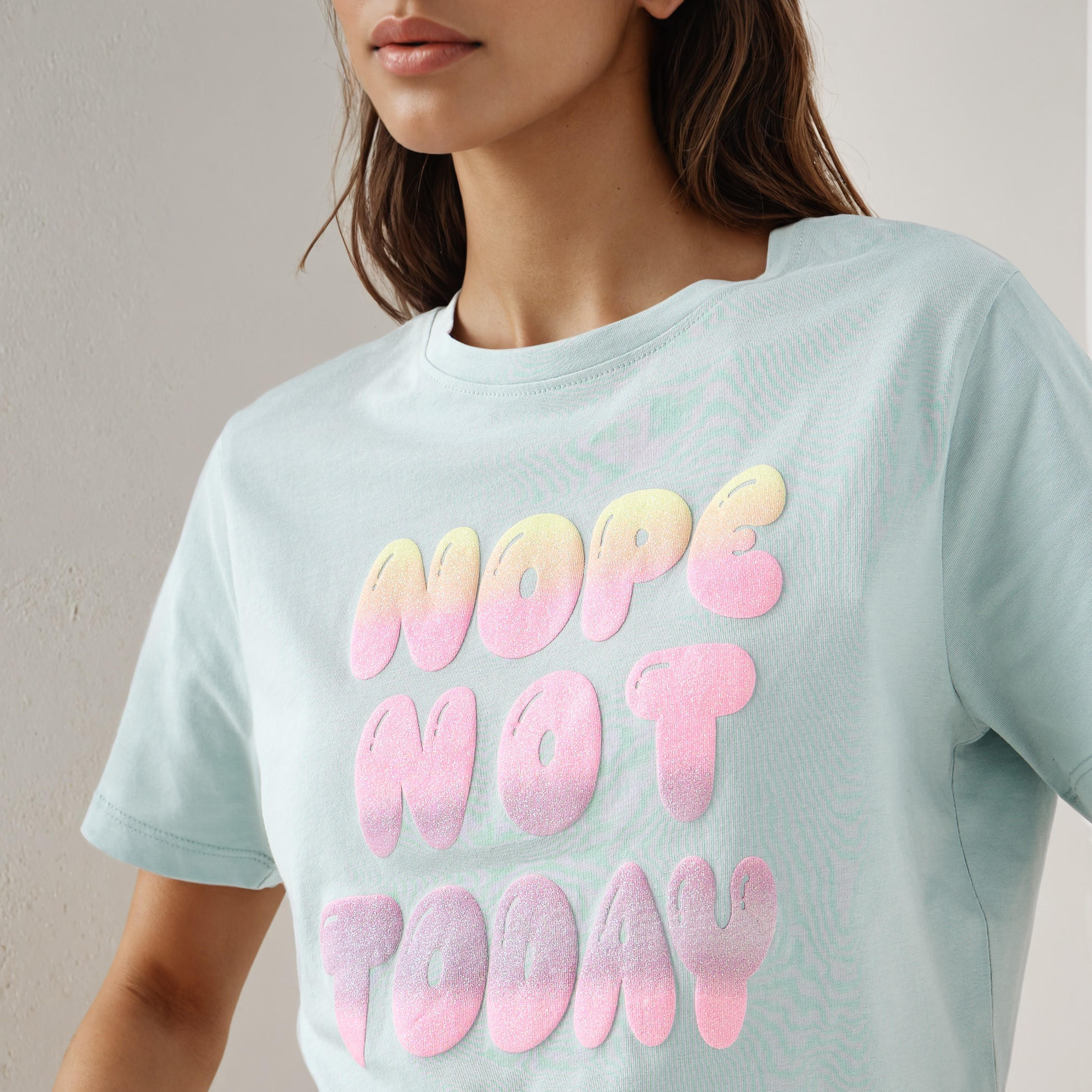 تيشيرت بياقة ضيقة وطبعات شعار-women-clothing-tshirts-image-4