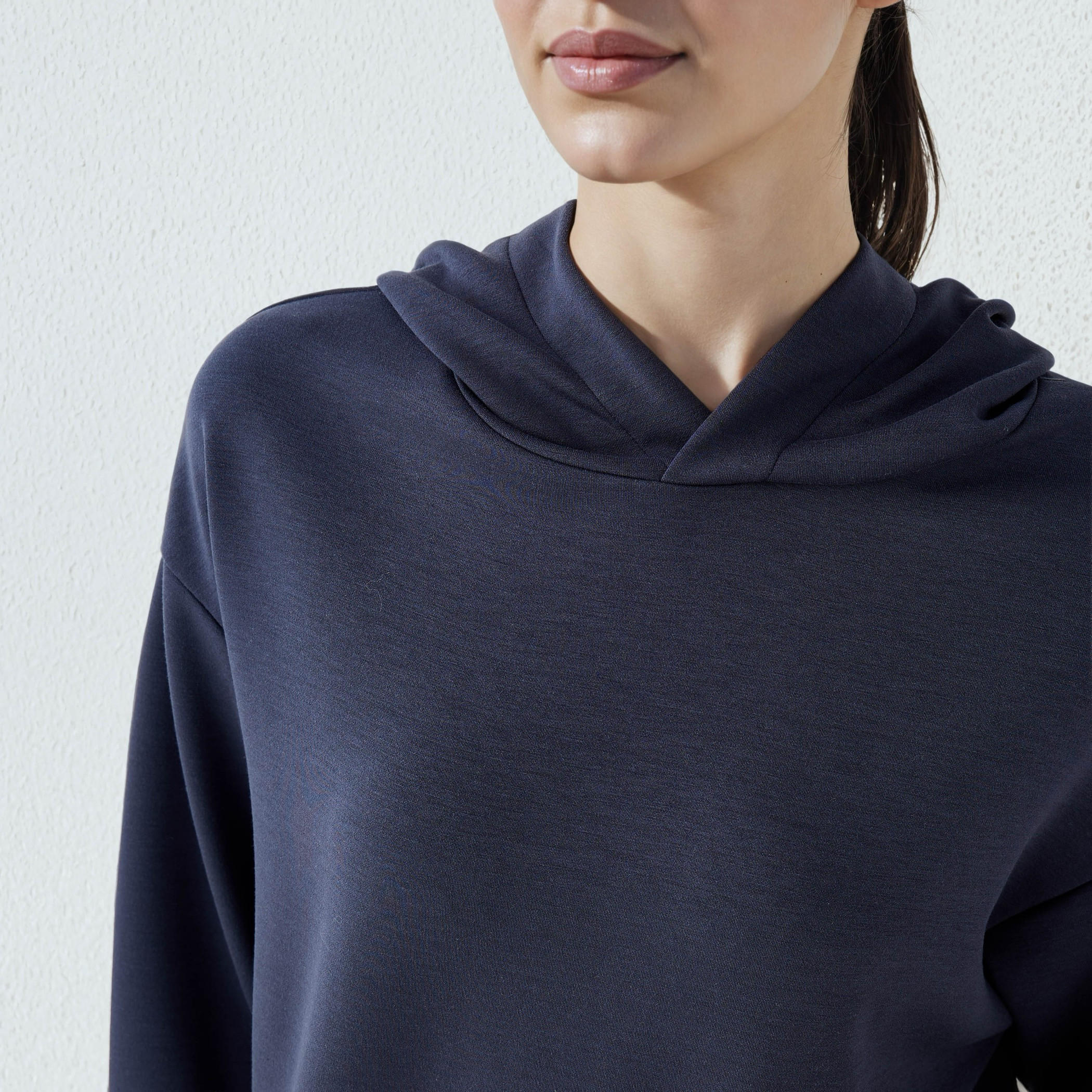 هودي ناعم الملمس بحافة واسعة-women-winterwear-hoodiesandsweatshirts-hoodies-image-4