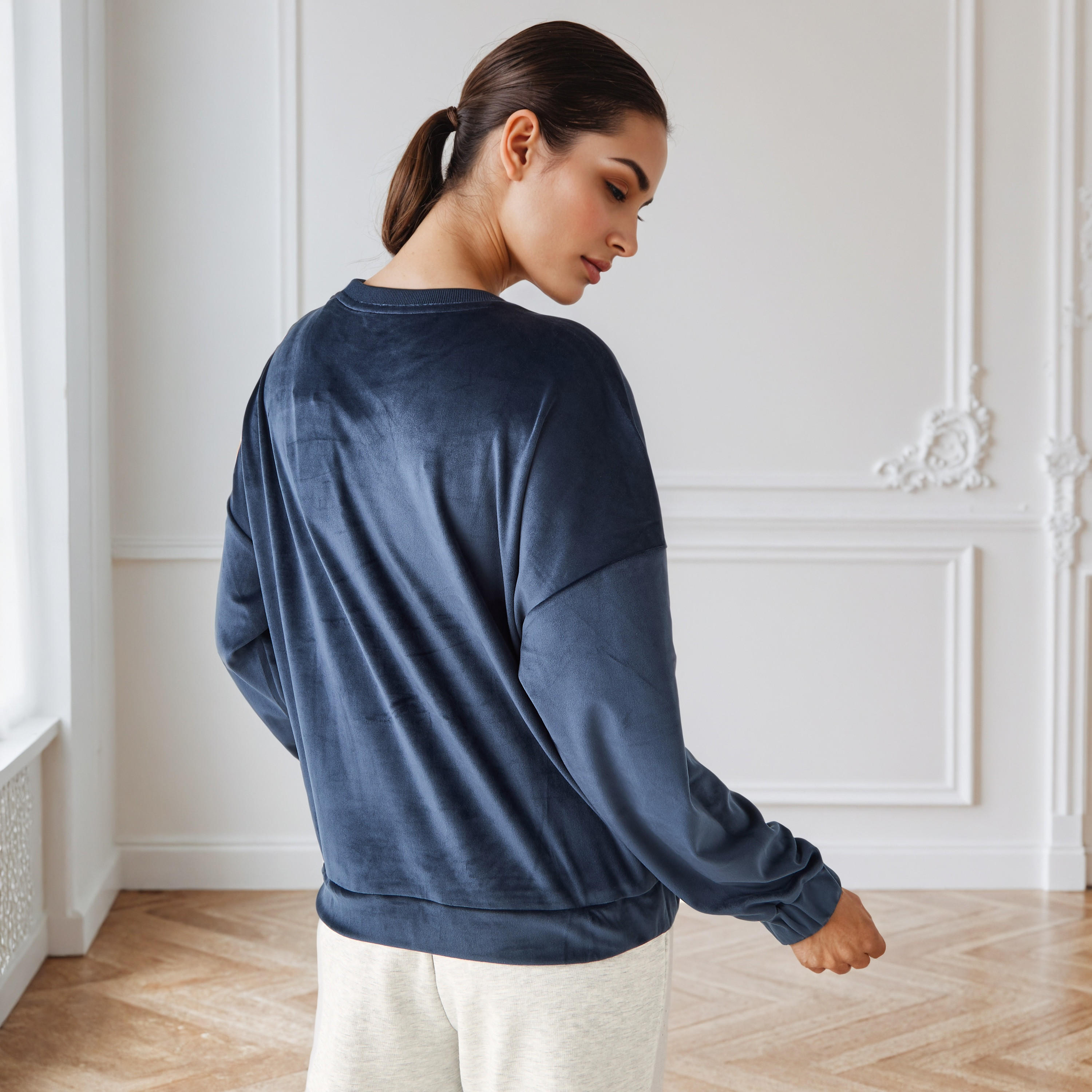 Regular Fit Velour Sweatshirt-women-winterwear-hoodiesandsweatshirts-sweatshirts-image-4