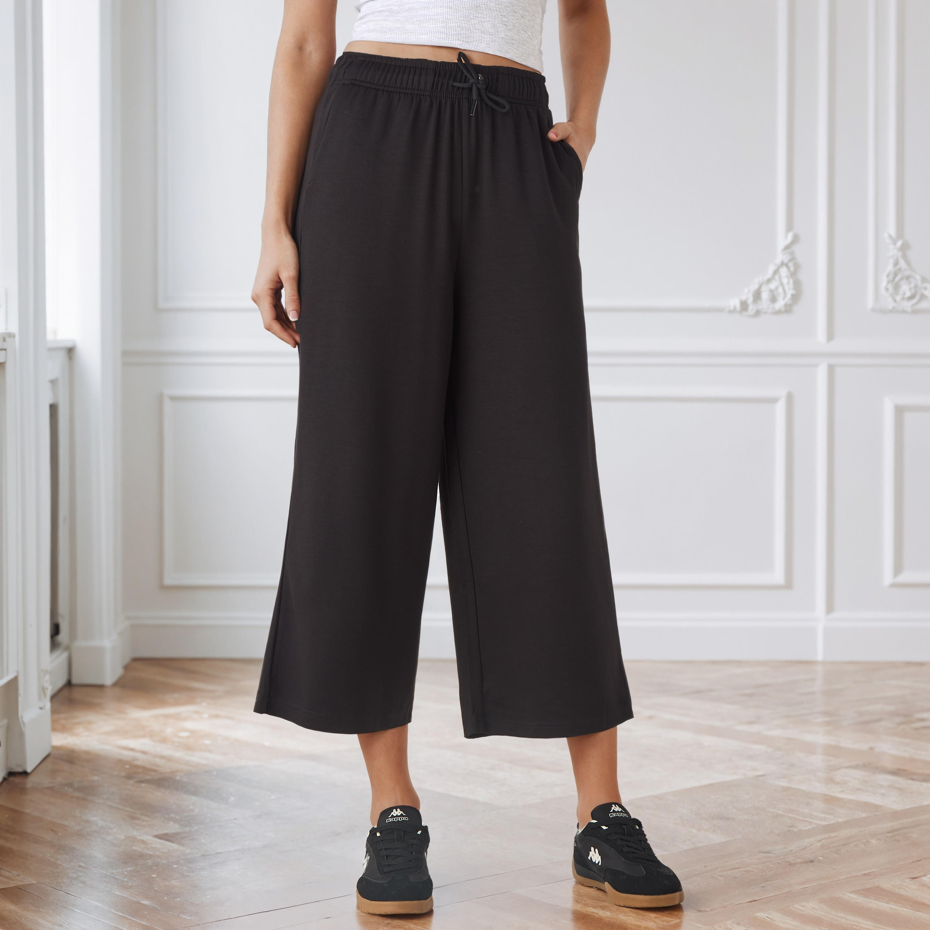 بنطلون قصير واسع الساقين بخصر مطاطي ورباط-women-clothing-bottoms-joggers-image-5