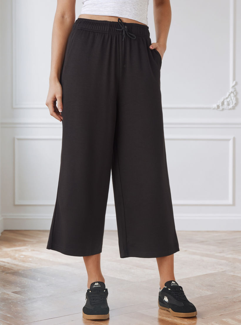 بنطلون قصير واسع الساقين بخصر مطاطي ورباط-women-clothing-bottoms-joggers-image-1
