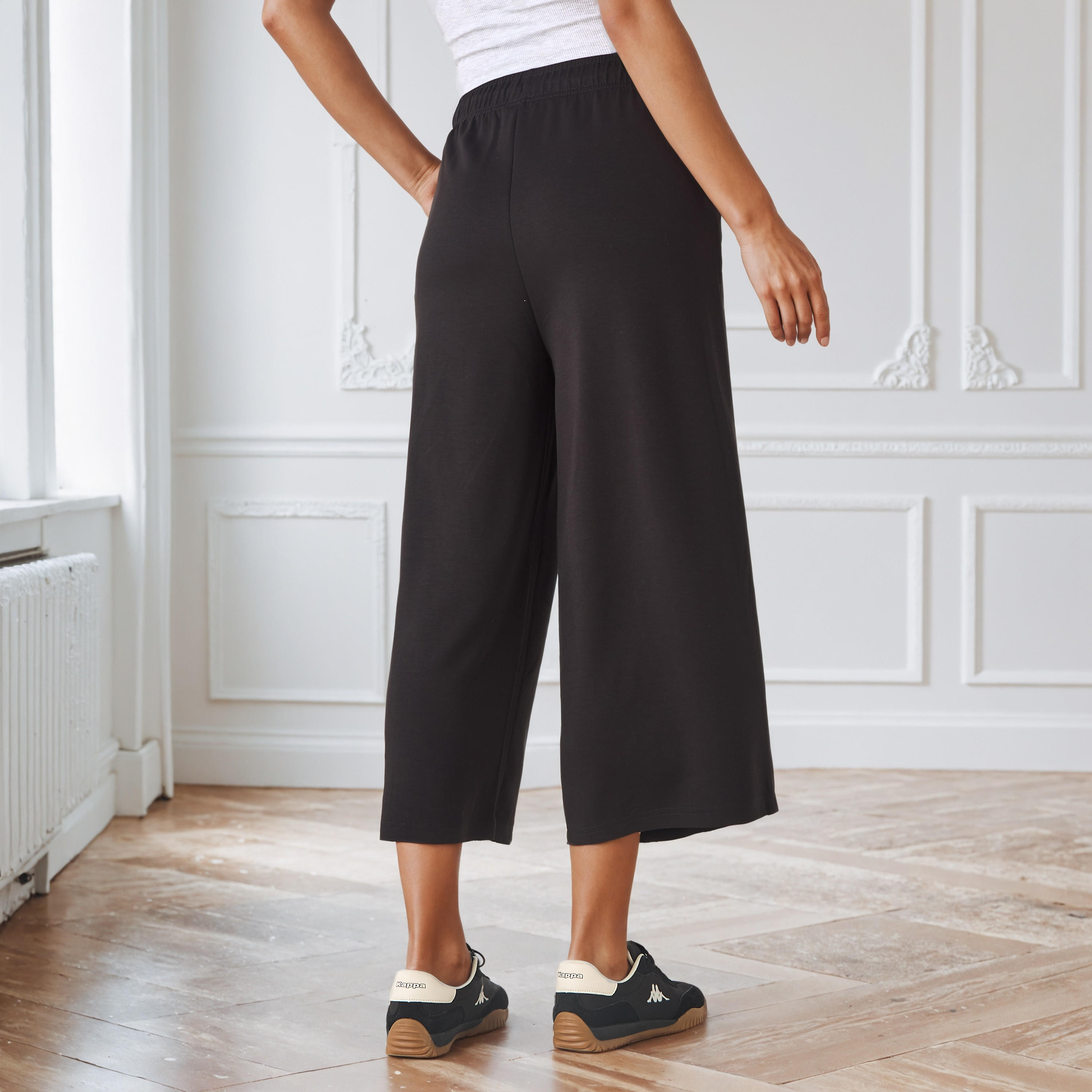 بنطلون قصير واسع الساقين بخصر مطاطي ورباط-women-clothing-bottoms-joggers-image-2