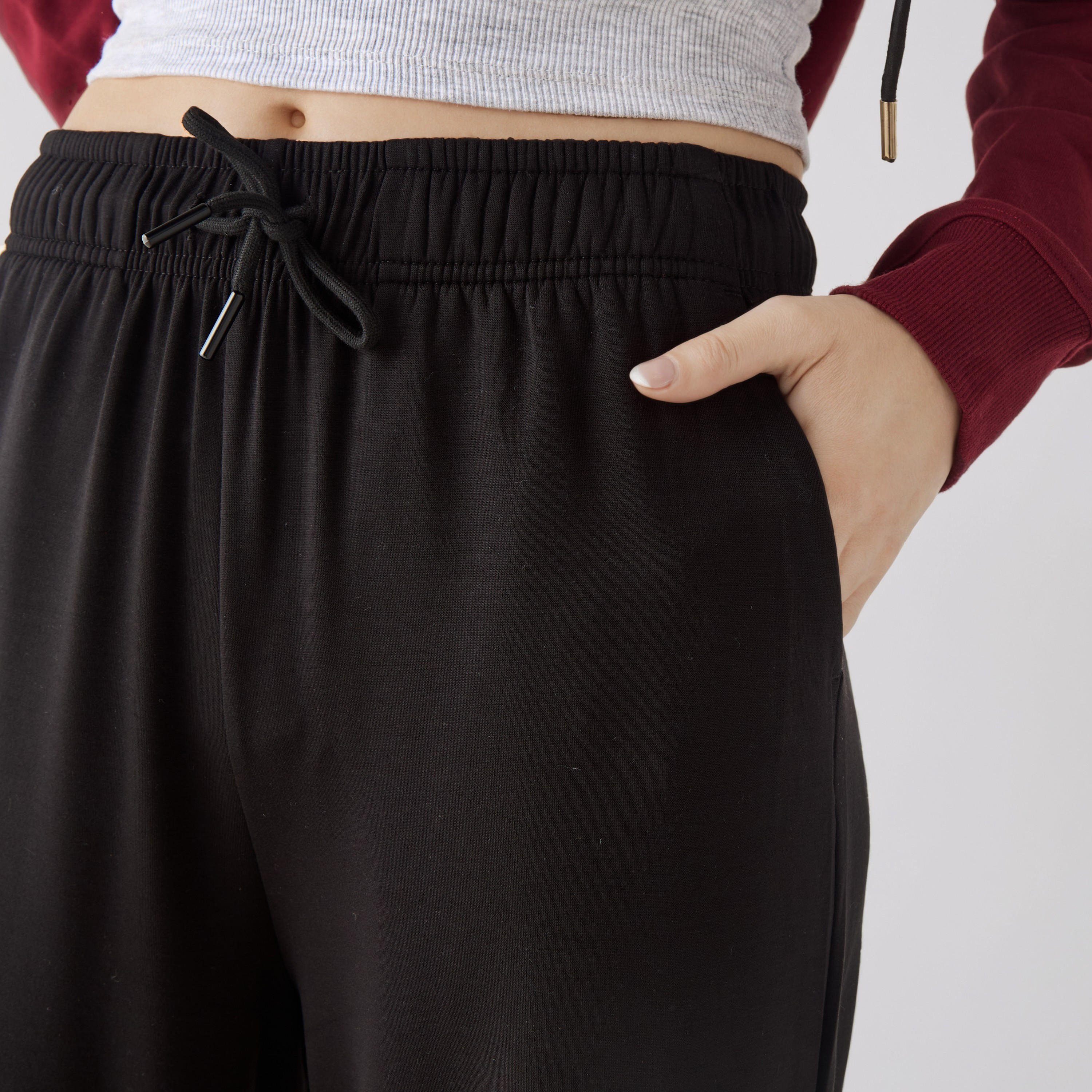 بنطلون قصير واسع الساقين بخصر مطاطي ورباط-women-clothing-bottoms-joggers-image-5