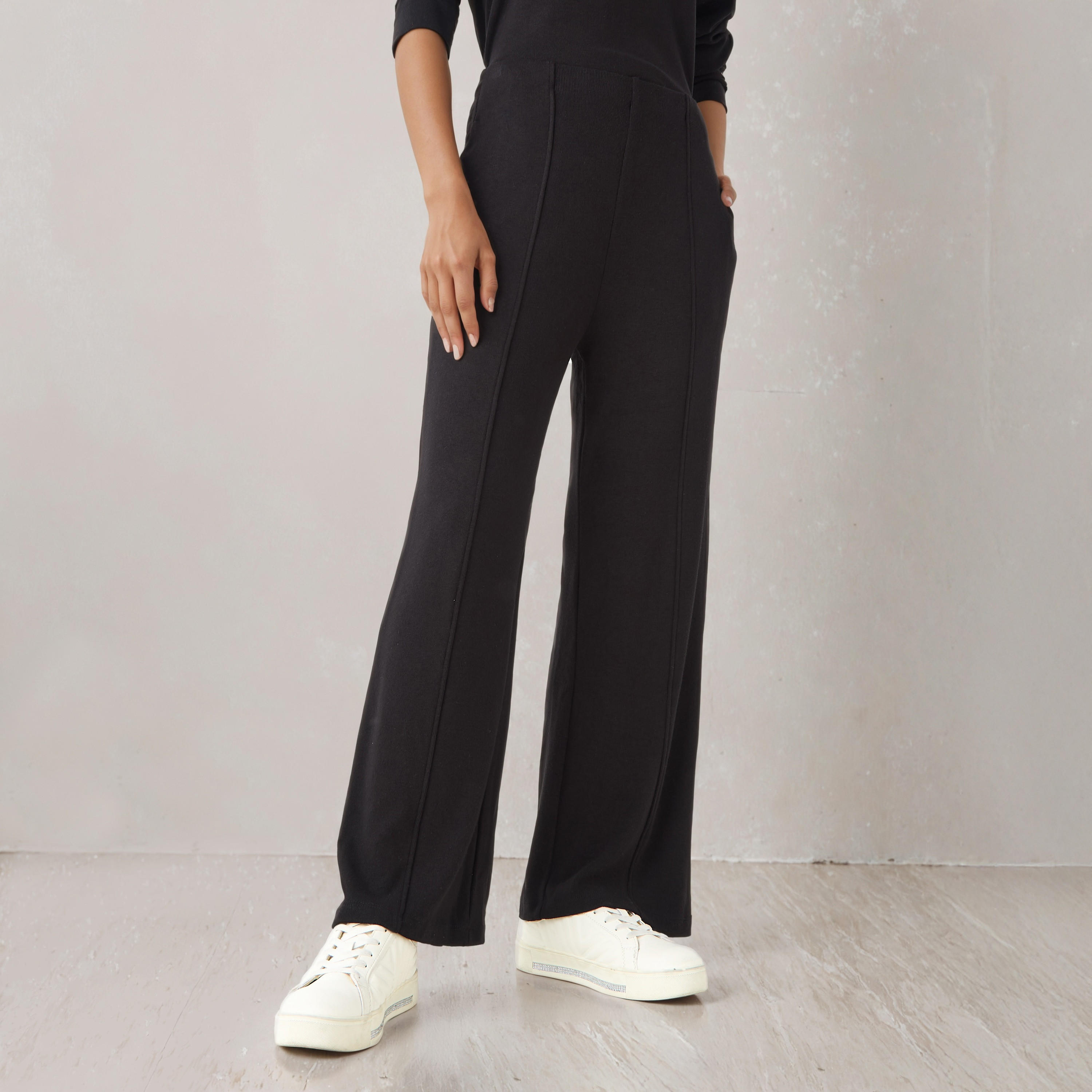 بنطلون رياضي بأرجل واسعة وخصر مرن-women-clothing-bottoms-joggers-image-5